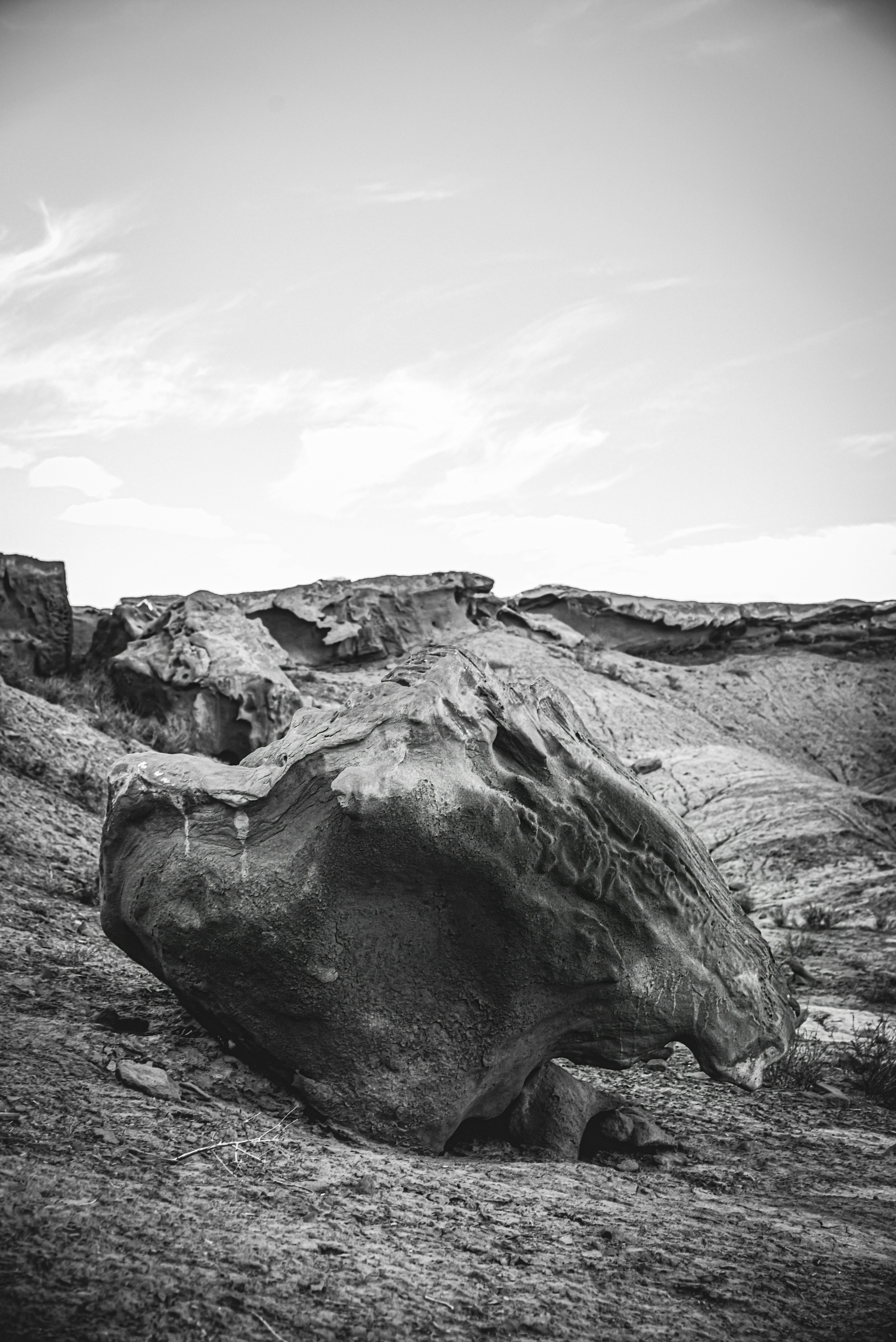 Una foto en blanco y negro de una gran roca