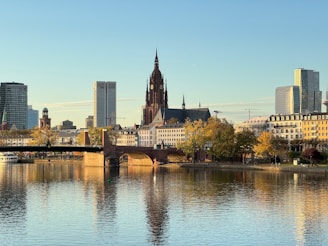 Un río con un puente y una ciudad al fondo.