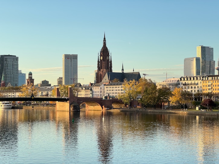Un río con un puente y una ciudad al fondo.