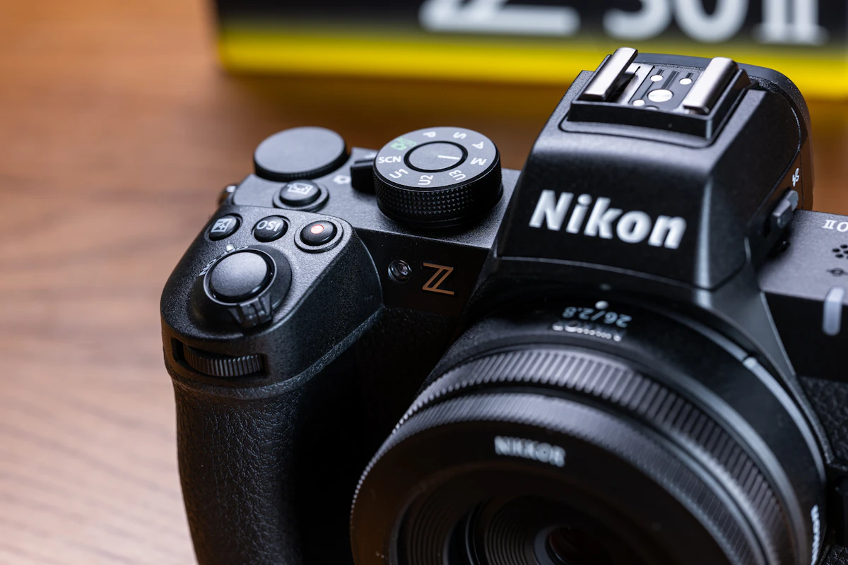 Nikon Z50 IIの上面ダイヤルとグリップのクローズアップ