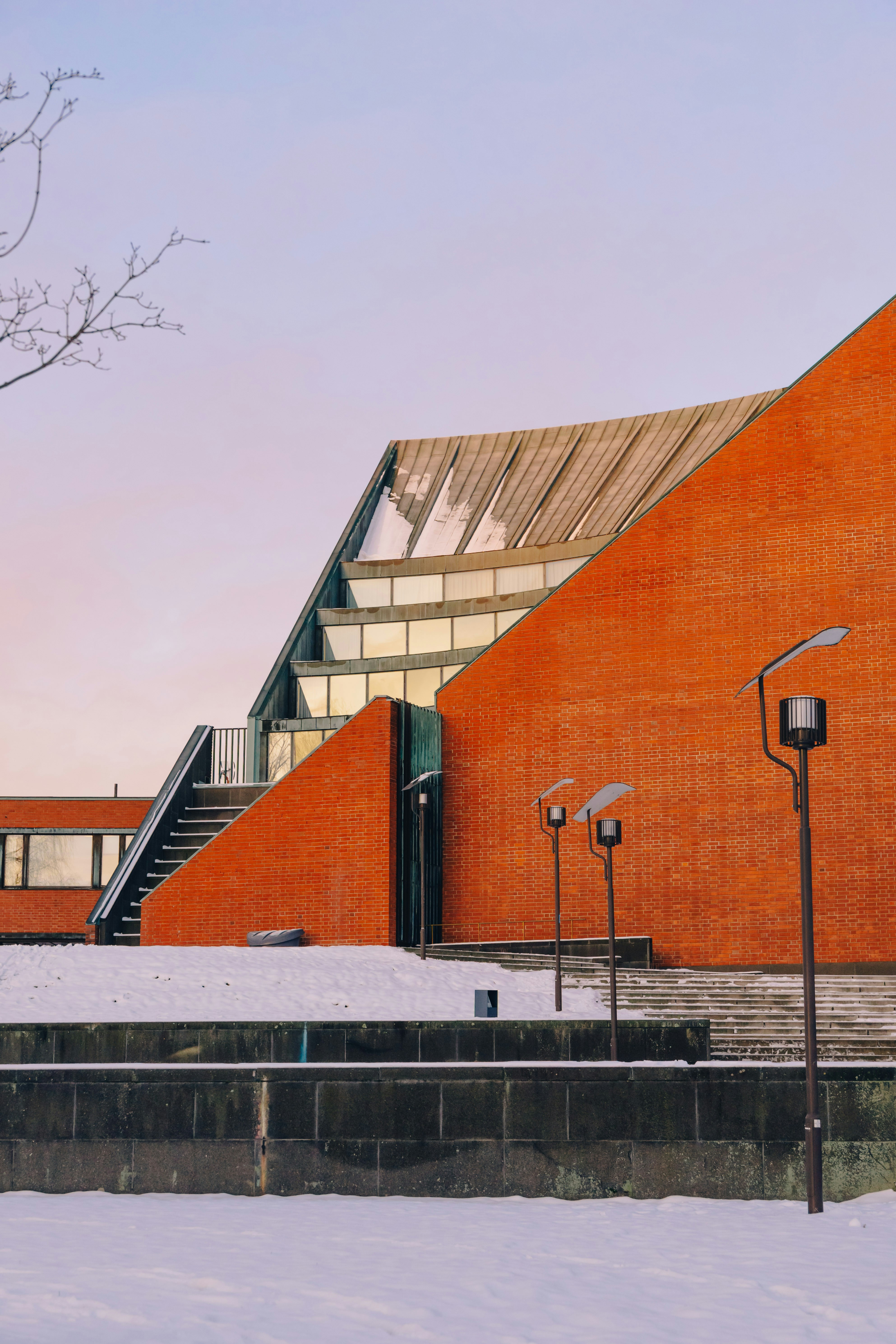 계단이 있는 붉은 벽돌 건물
