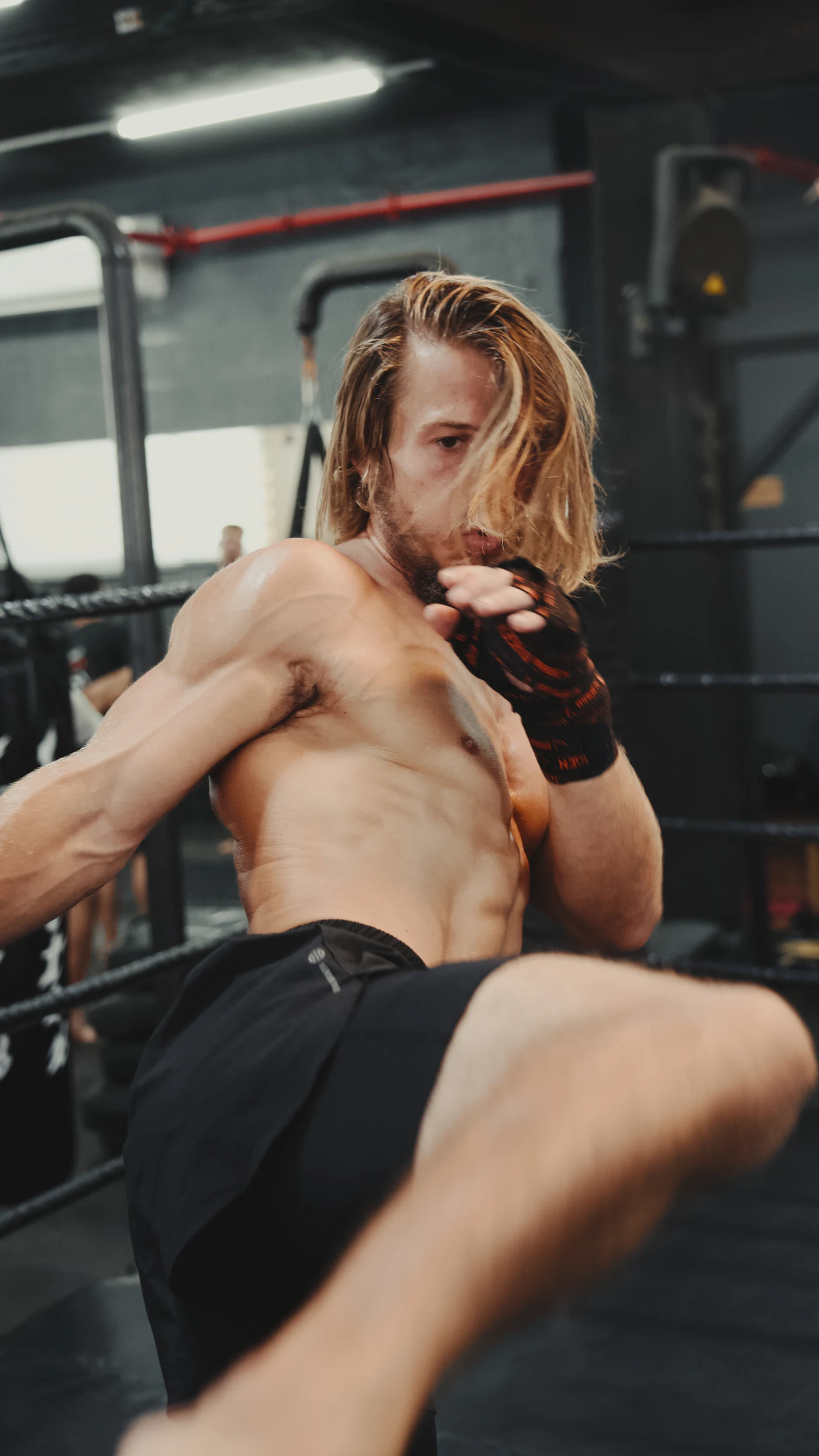 Peleadores de MMA compitiendo en el octágono