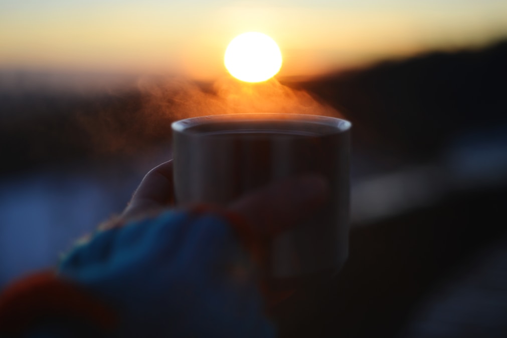 早晨陽光中的咖啡杯，象徵開啟高效的一天
