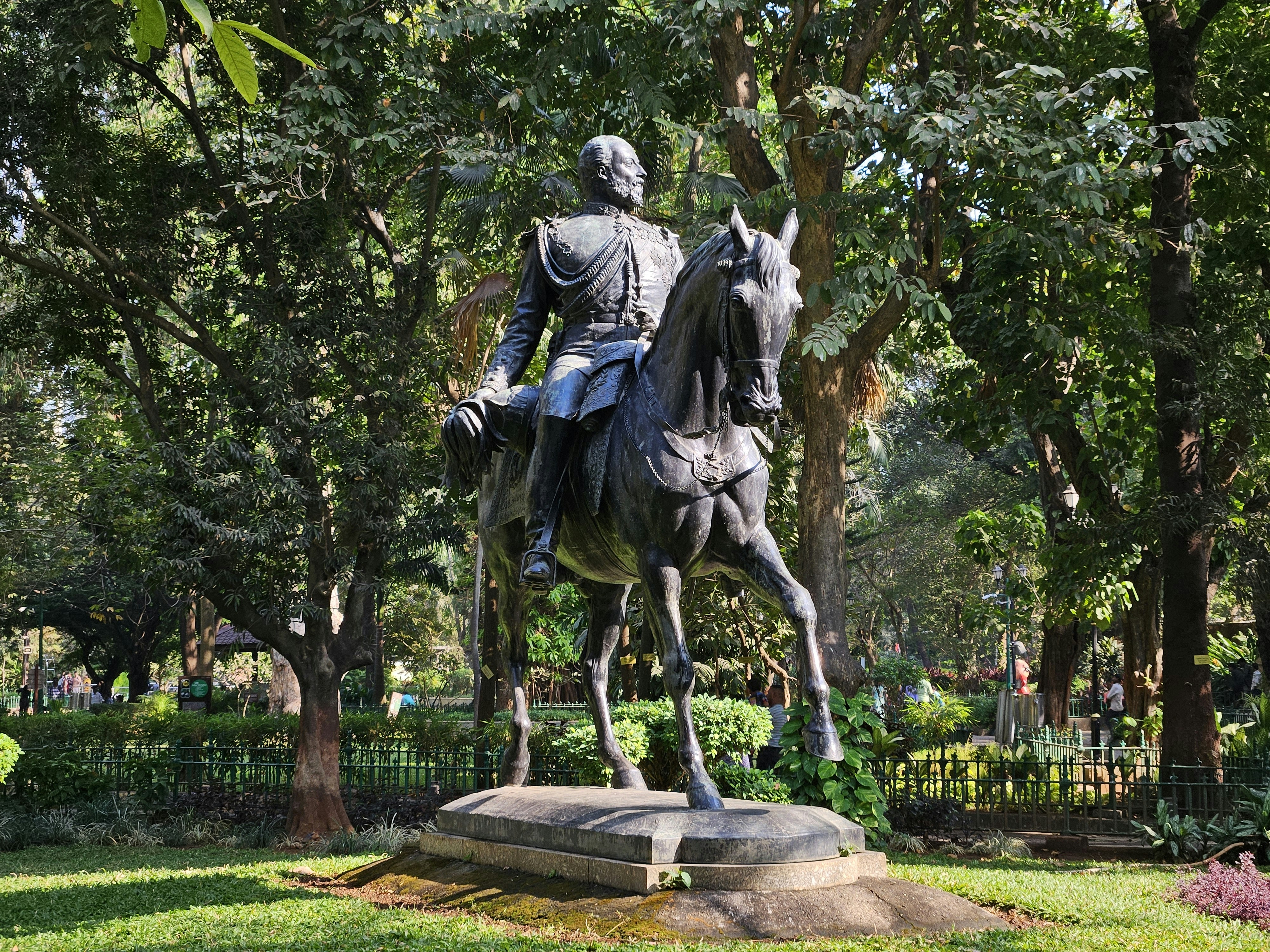 Una statua di un uomo a cavallo in un parco