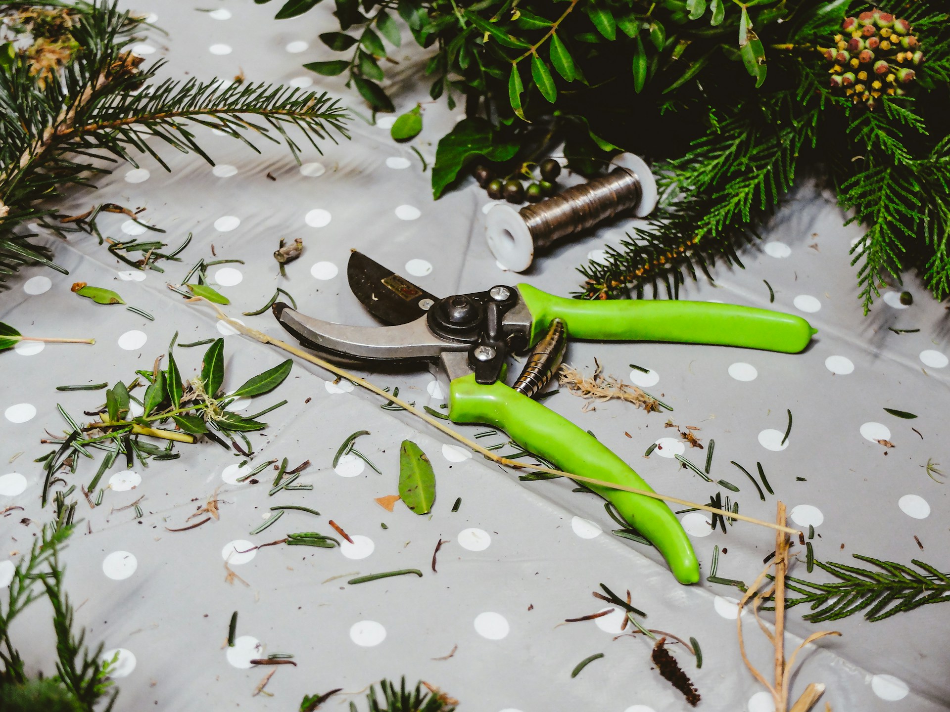 A pair of green scissors sitting on top of a table
