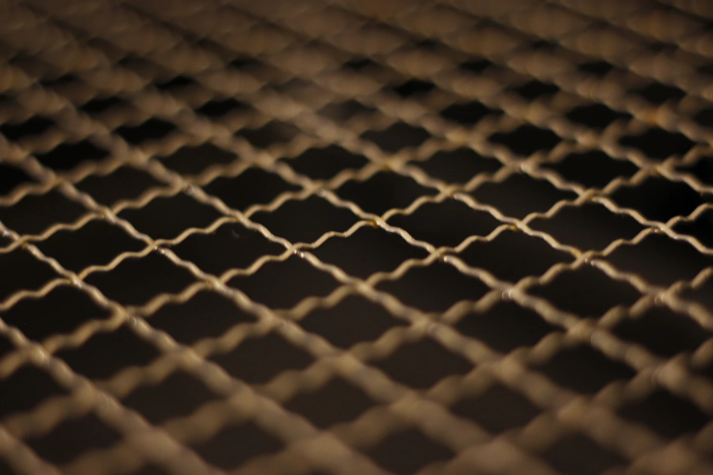 Caillebotis métallique — détail de maille carrée