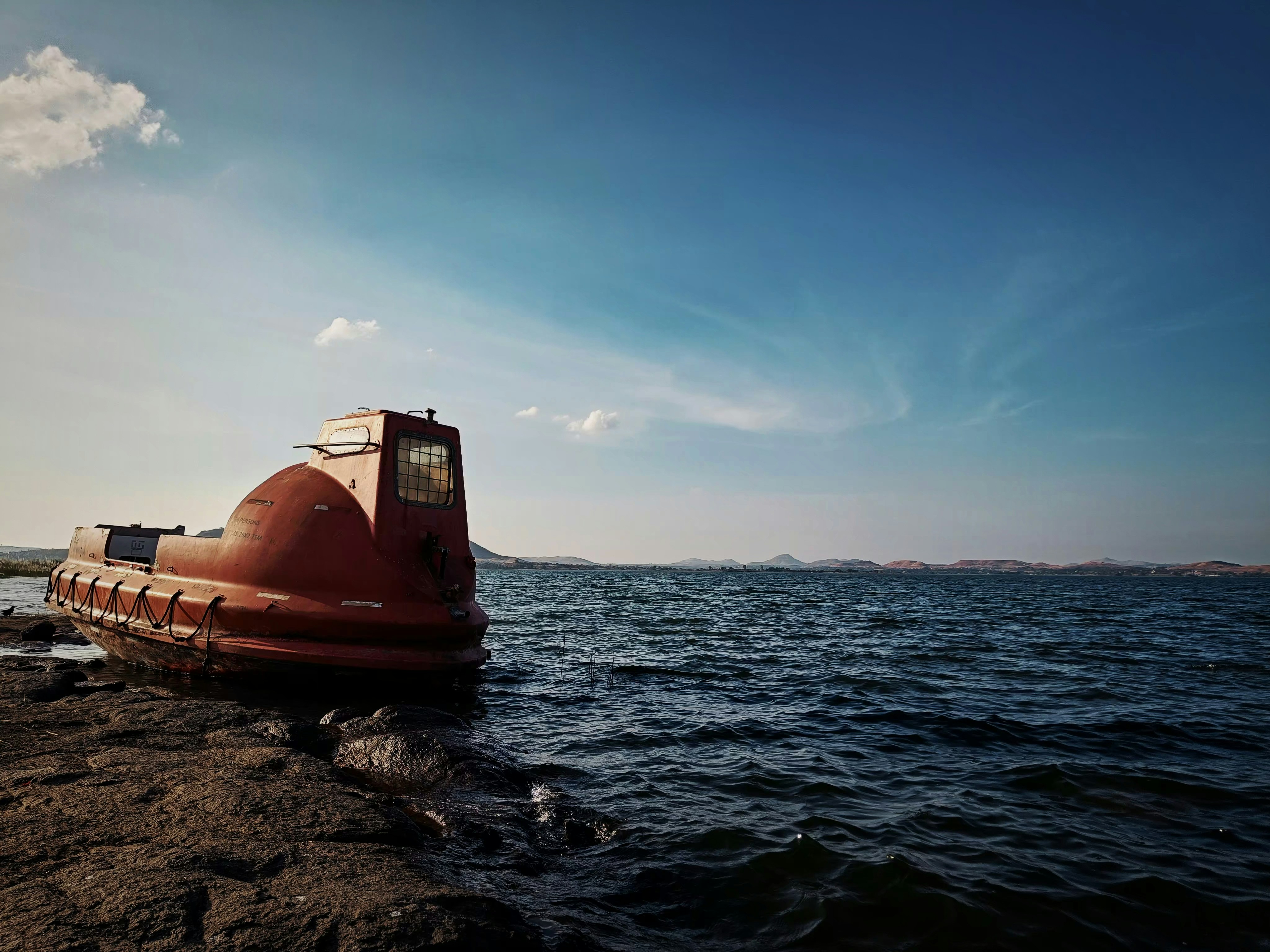 Un petit bateau flottant au-dessus d’un plan d’eau
