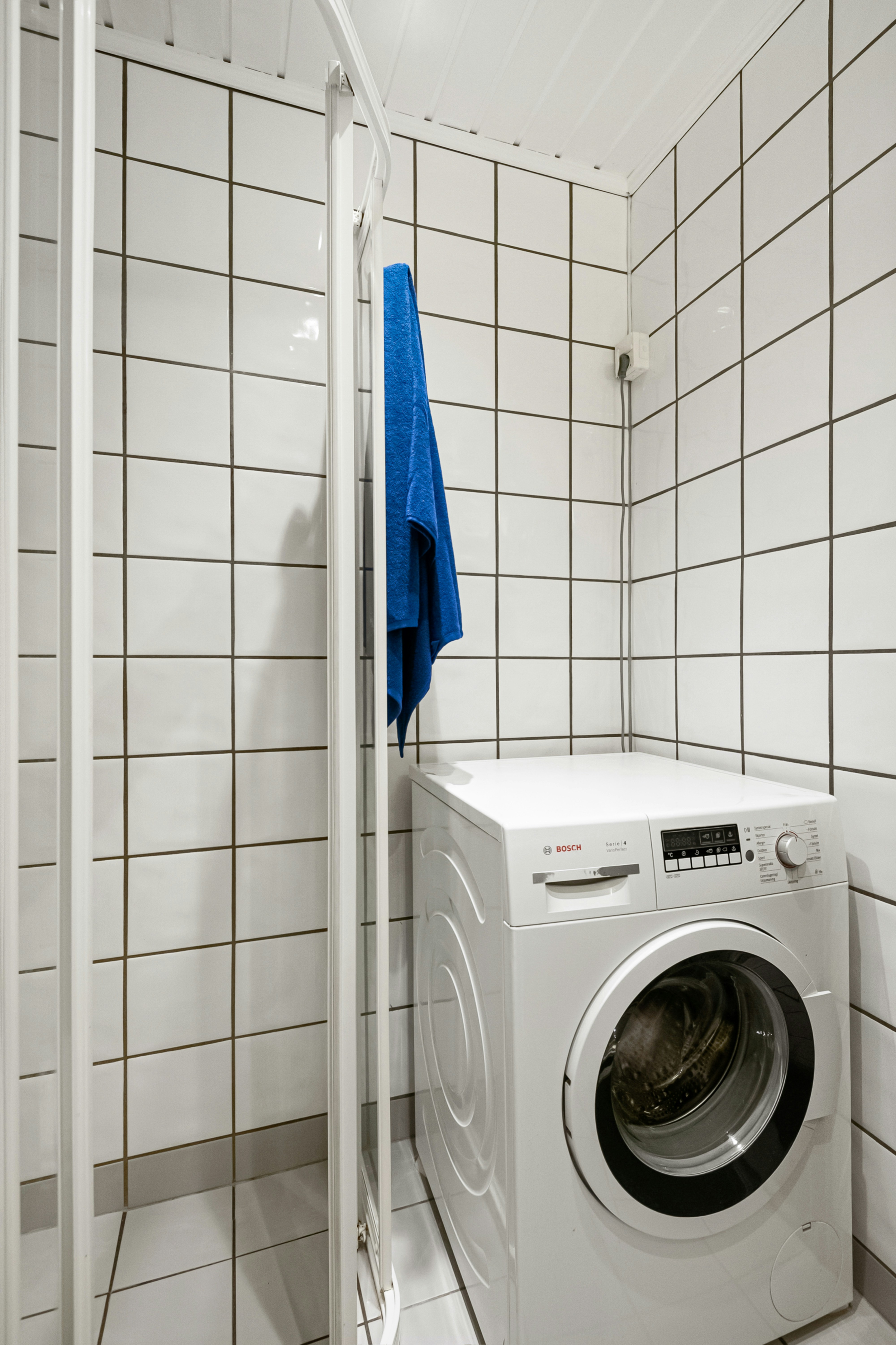 Eine Waschmaschine und ein Trockner in einem kleinen Raum