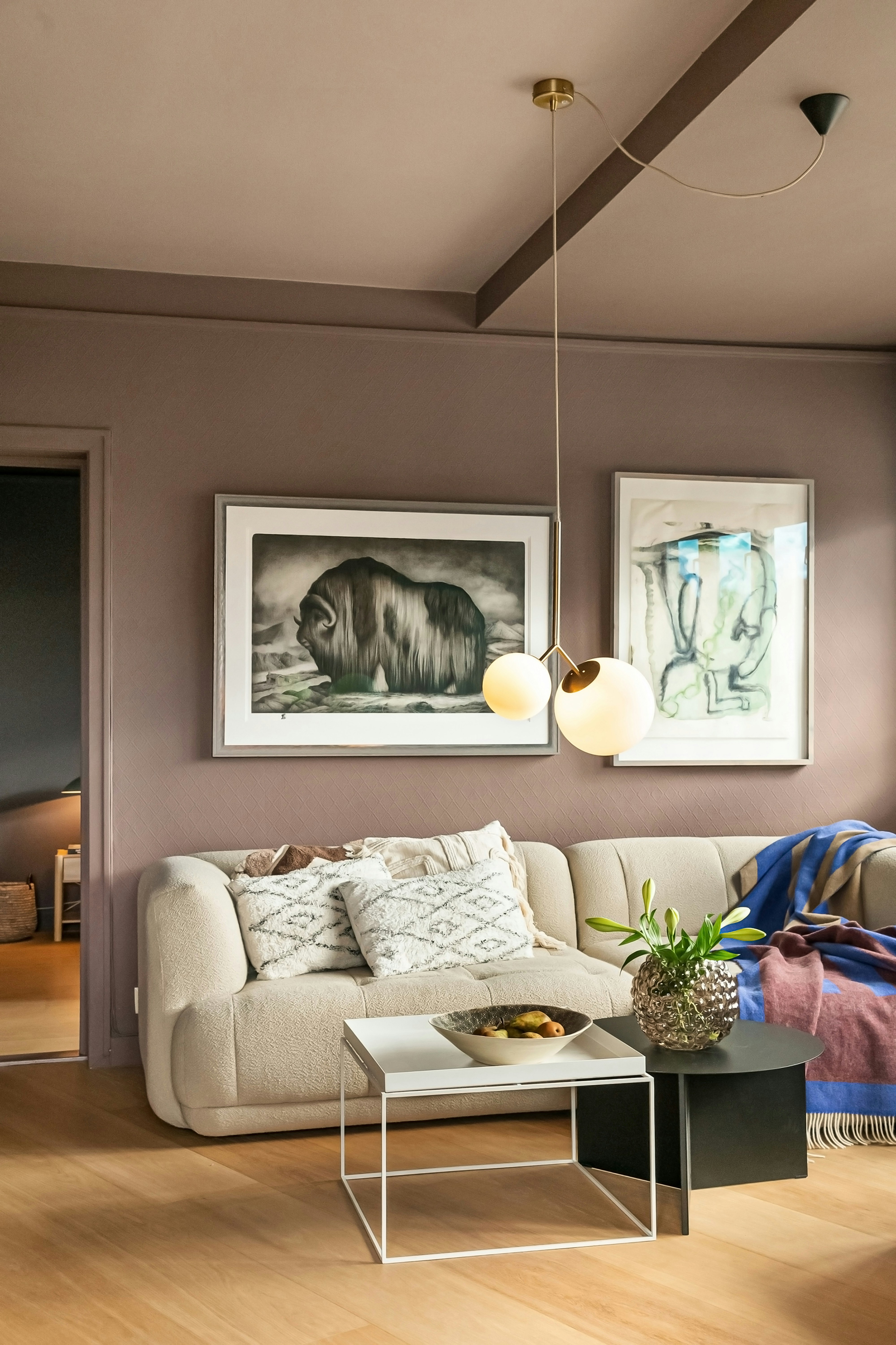 Ein Wohnzimmer voller Möbel und einem Gemälde an der Wand