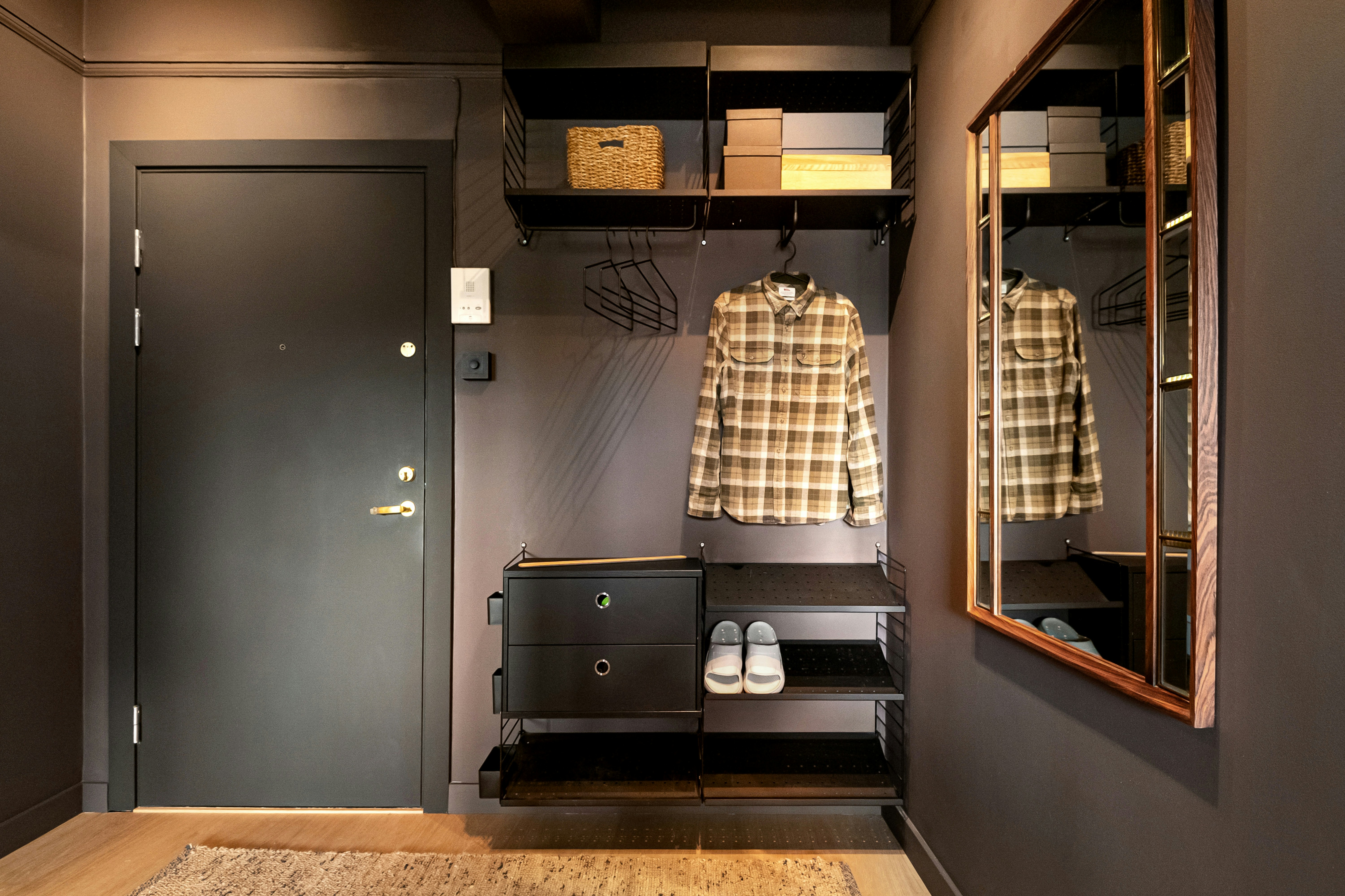 Ein begehbarer Kleiderschrank mit Holzboden