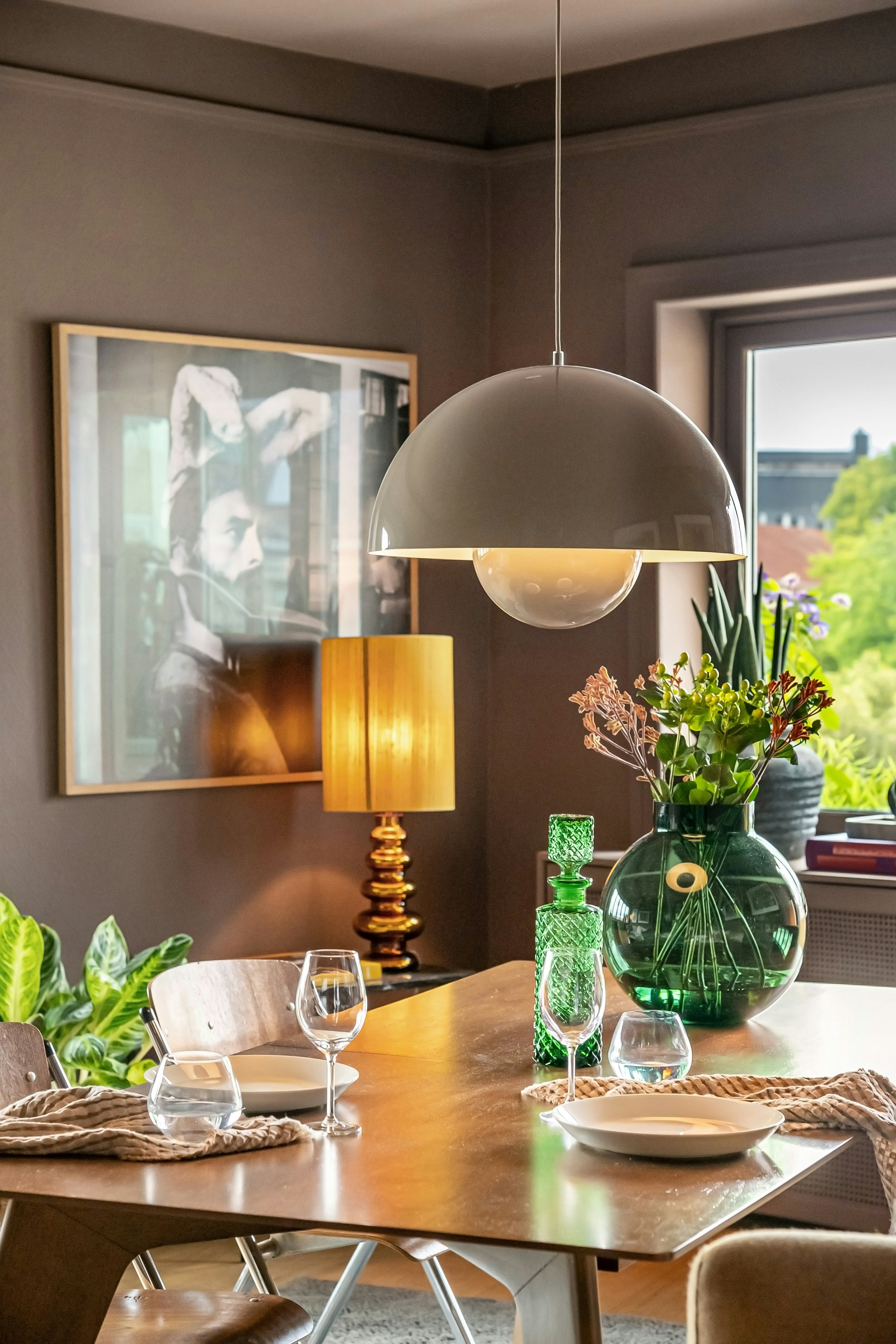 Ein Esszimmer mit einem Holztisch und Stühlen