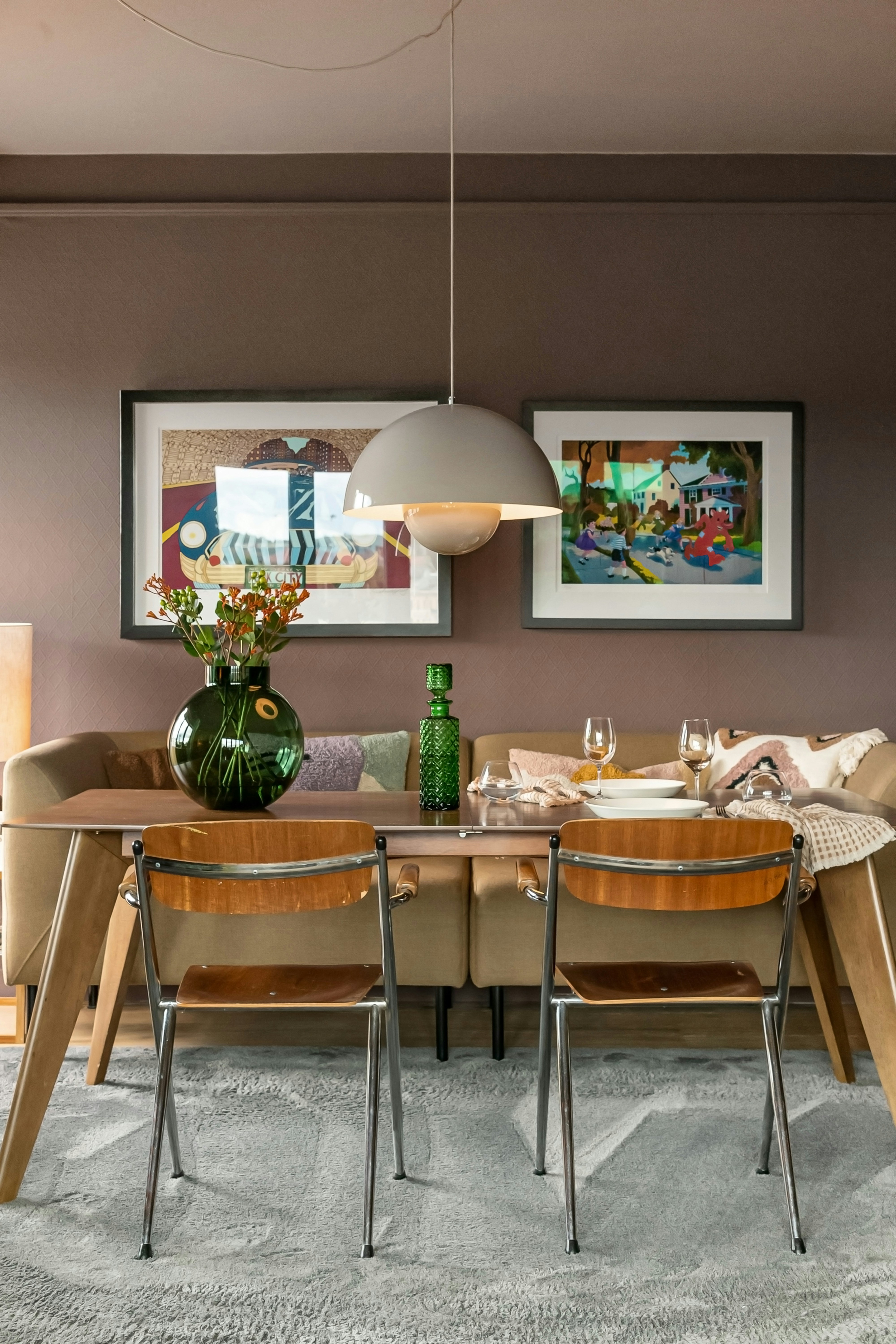 Ein Esszimmer mit Tisch und Stühlen