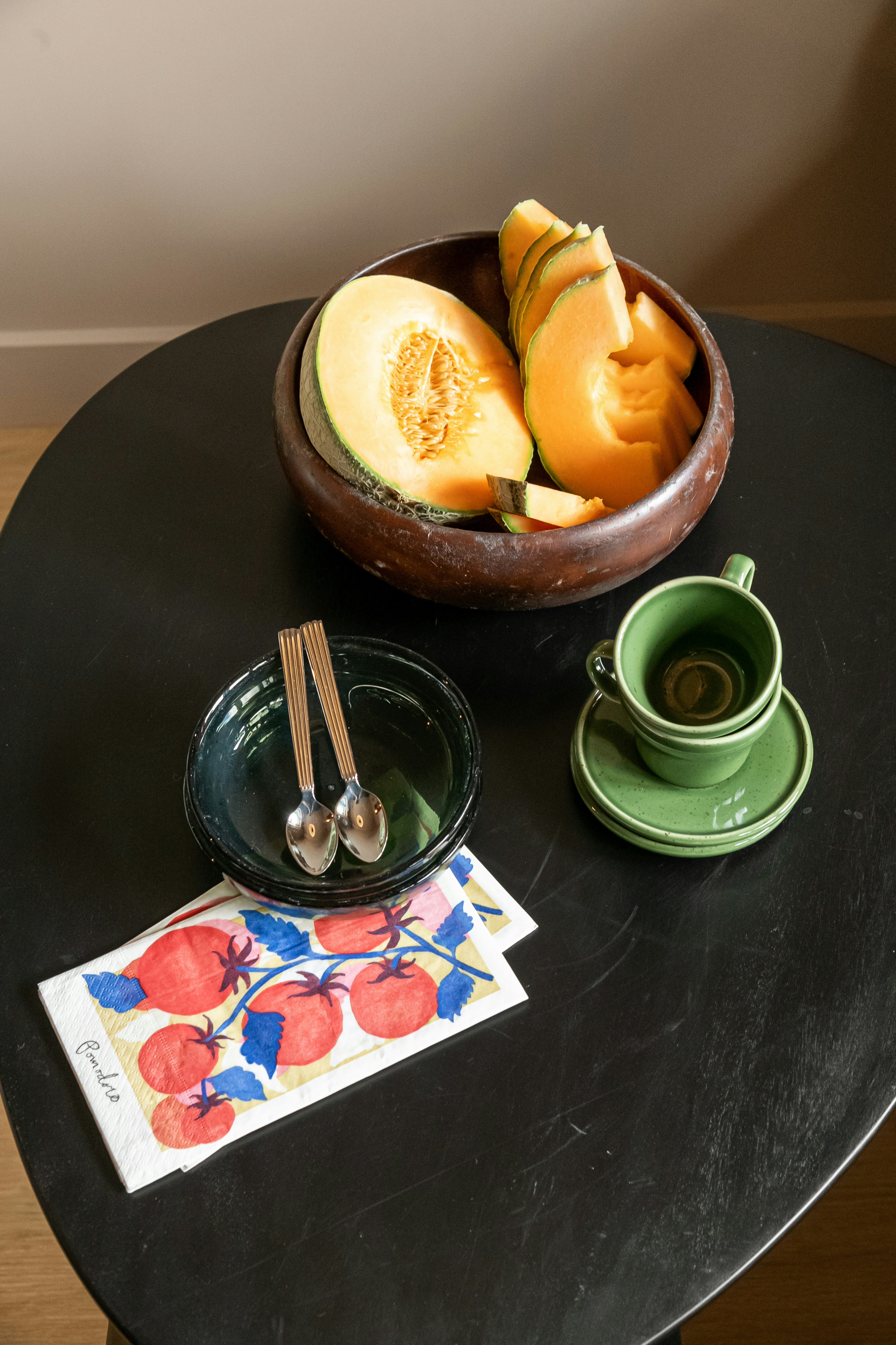 Ein Tisch mit einer Schale Obst und einer Tasse Kaffee