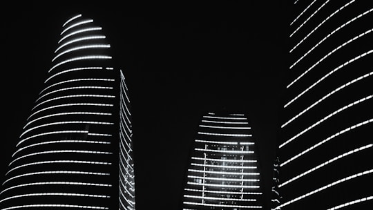 A black and white photo of some tall buildings