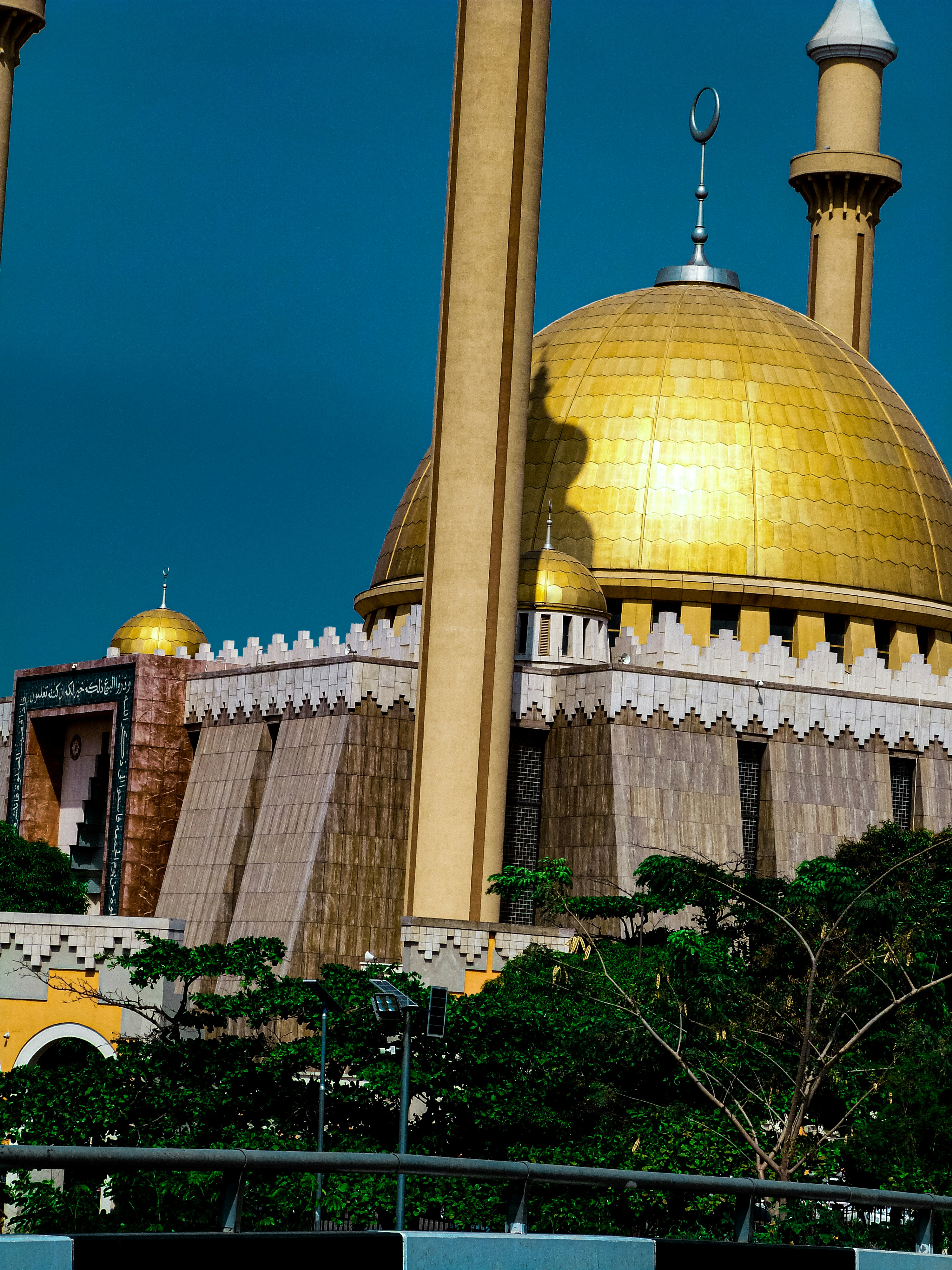 Uma grande cúpula dourada no topo de um edifício