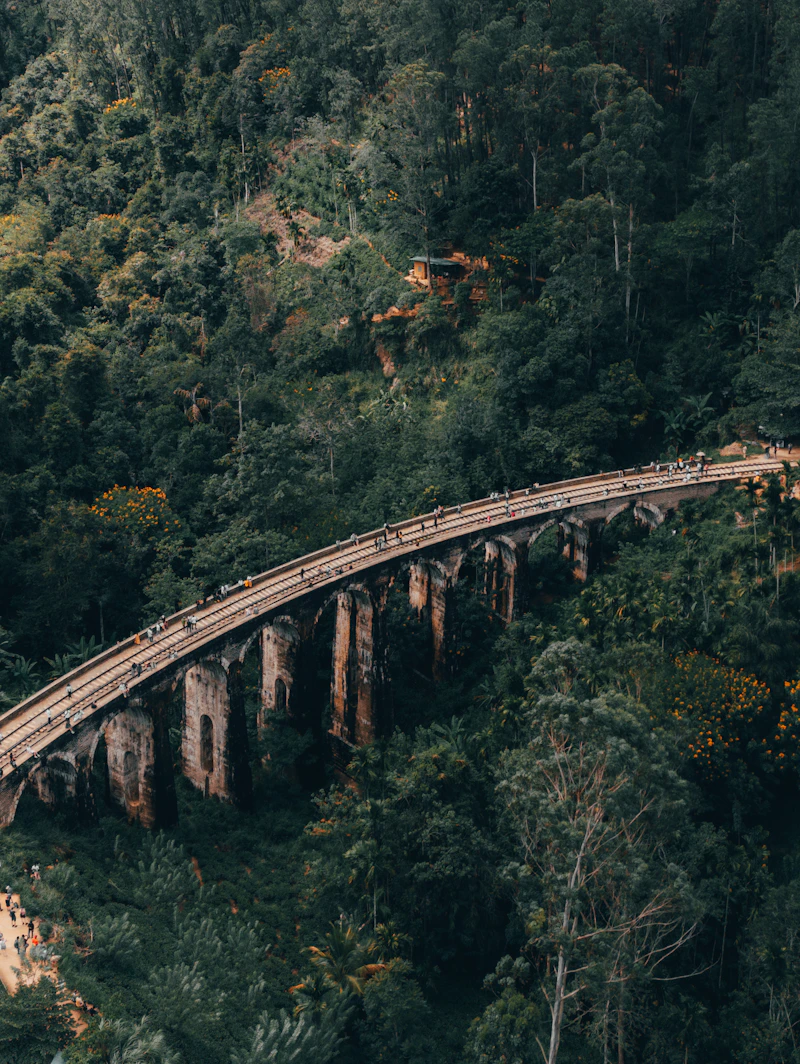 Vista aérea de un tren cruzando el puente de los Nueve Arcos, en Ella