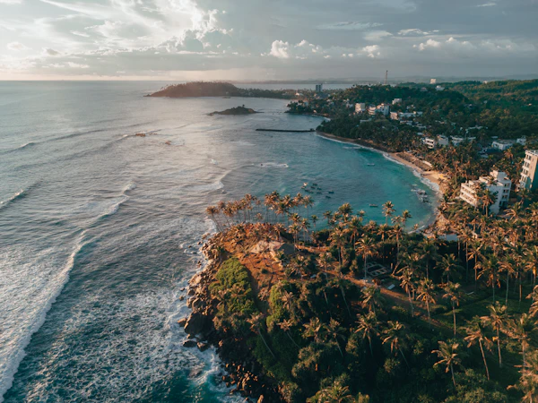 Vue aérienne d’une plage tropicale et d’une mer bleue limpide