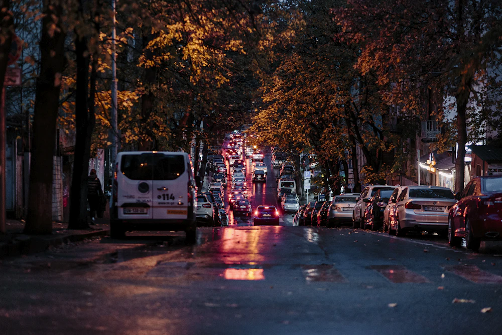 Ночная улица Тбилиси — автомобили у тротуара, атмосфера вечернего города