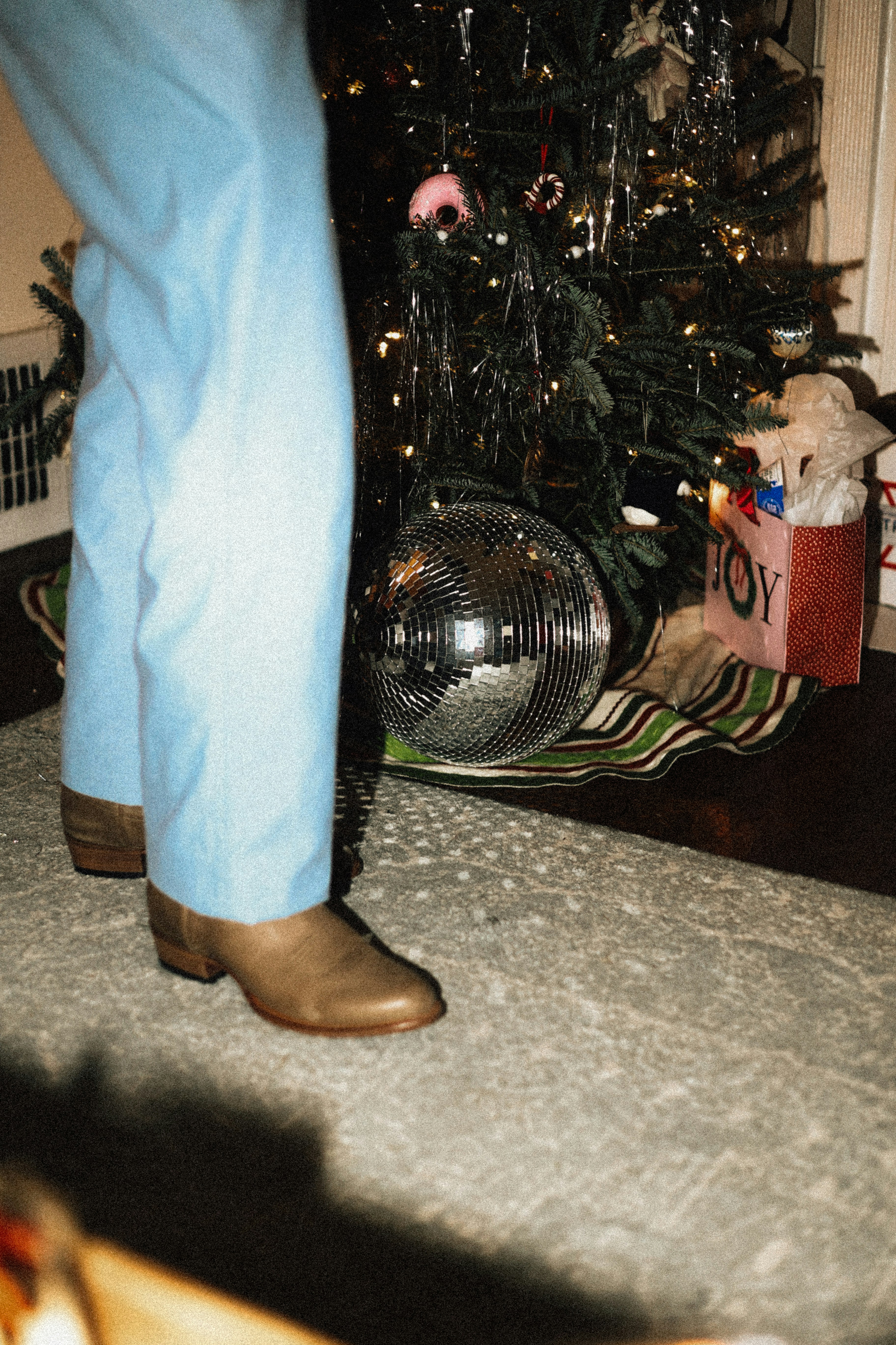 Eine Person, die vor einem Weihnachtsbaum steht