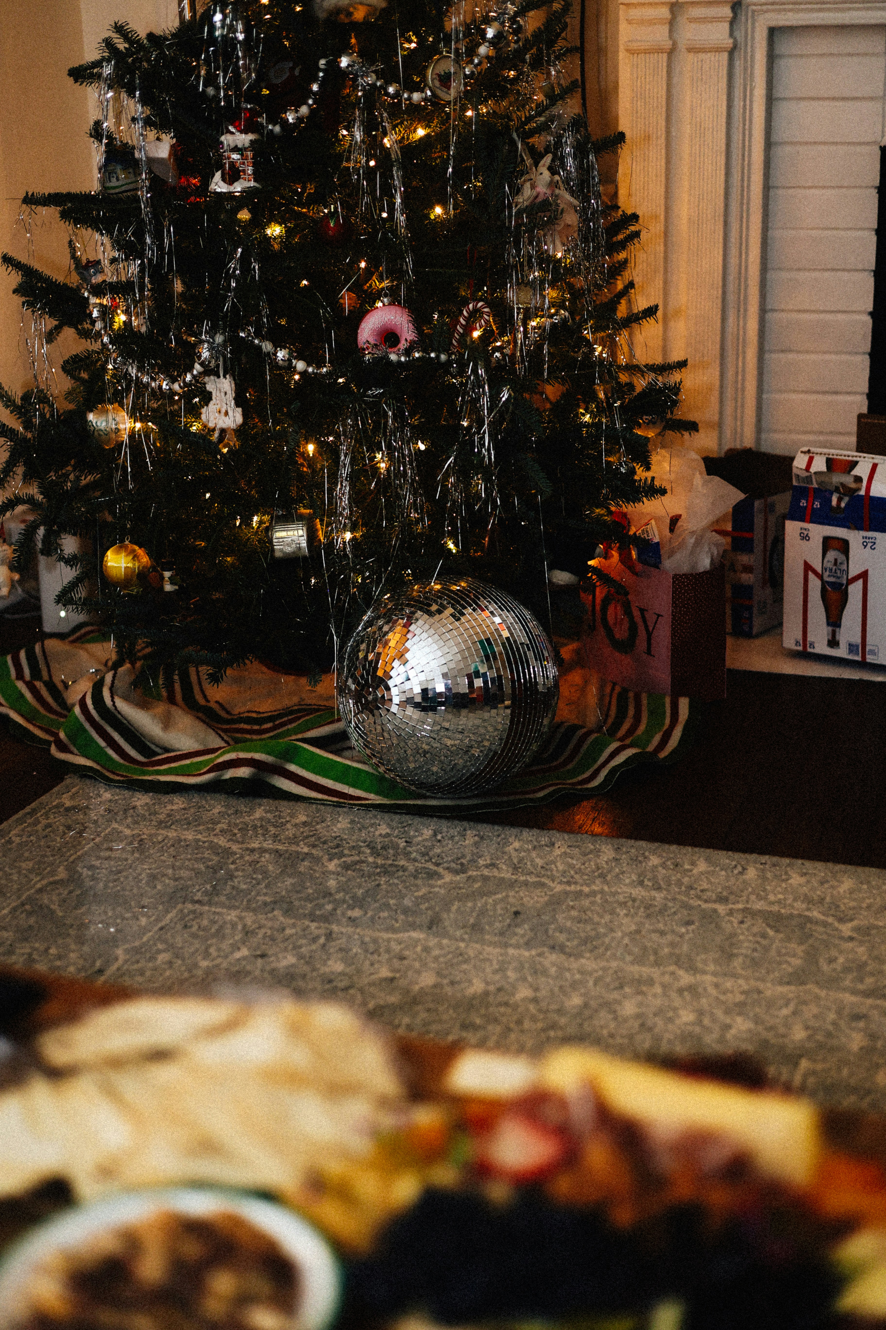 Ein geschmückter Weihnachtsbaum in einem Wohnzimmer