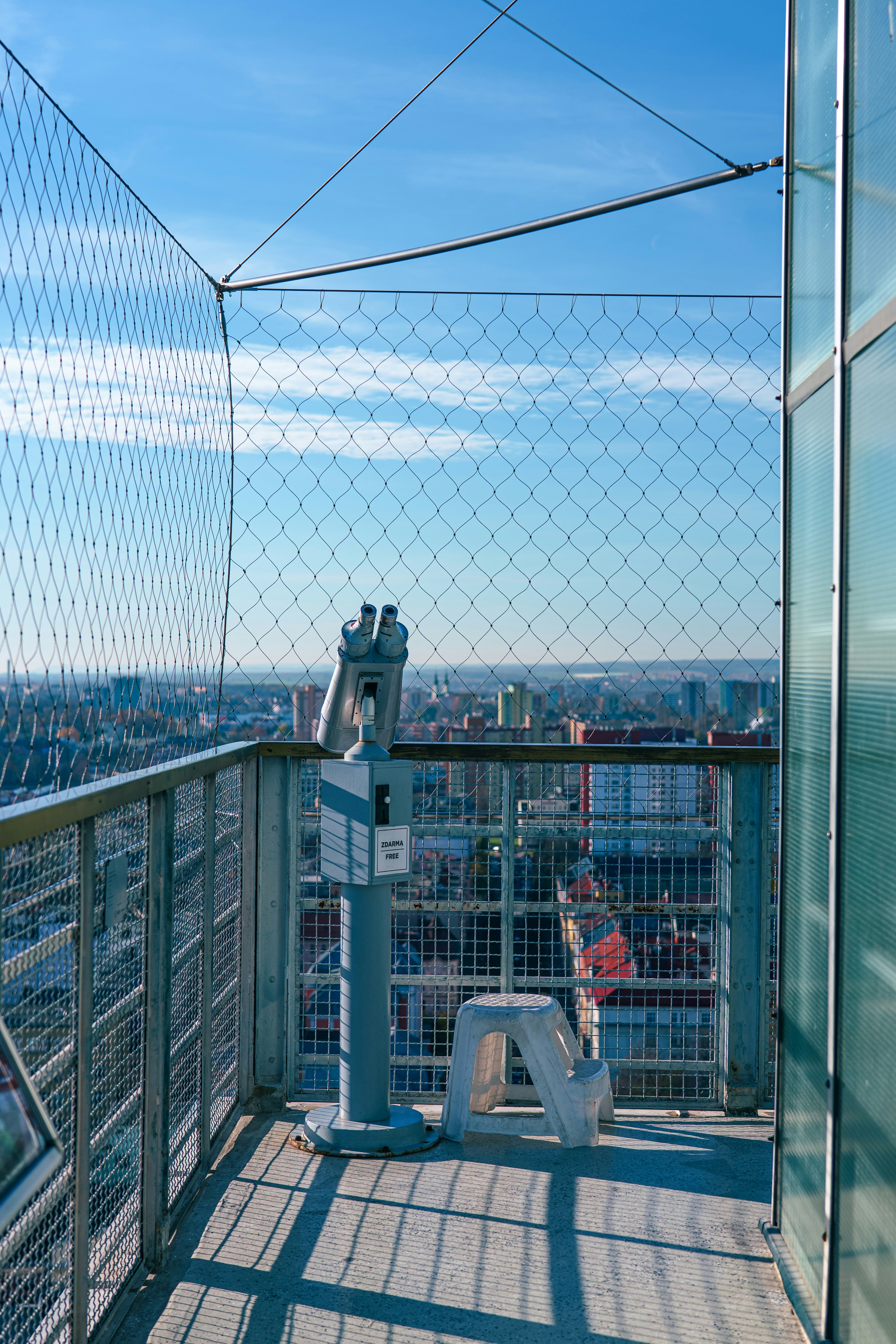 ビルの屋上から眺める街並み