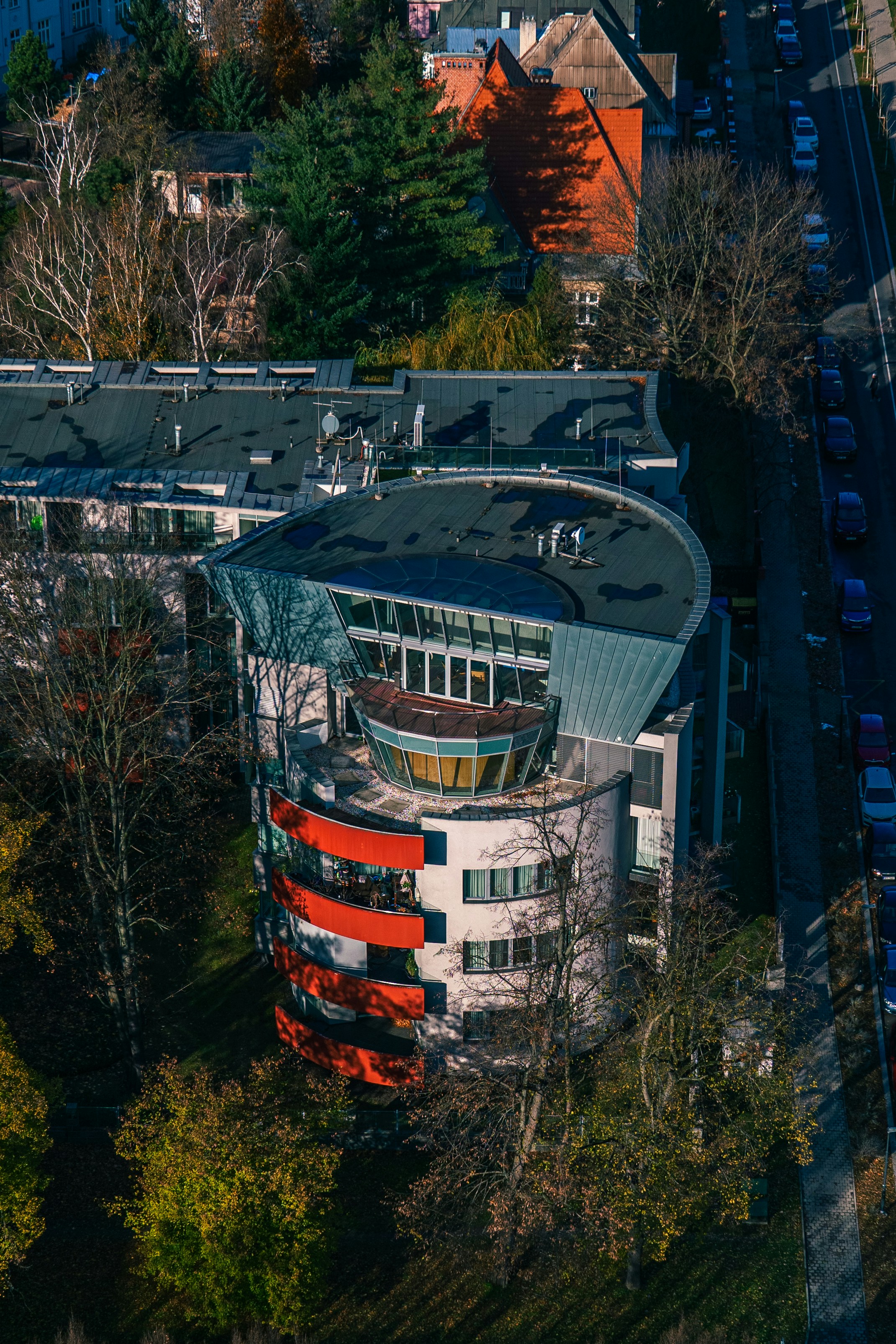 Eine Luftaufnahme eines Gebäudes in einer Stadt