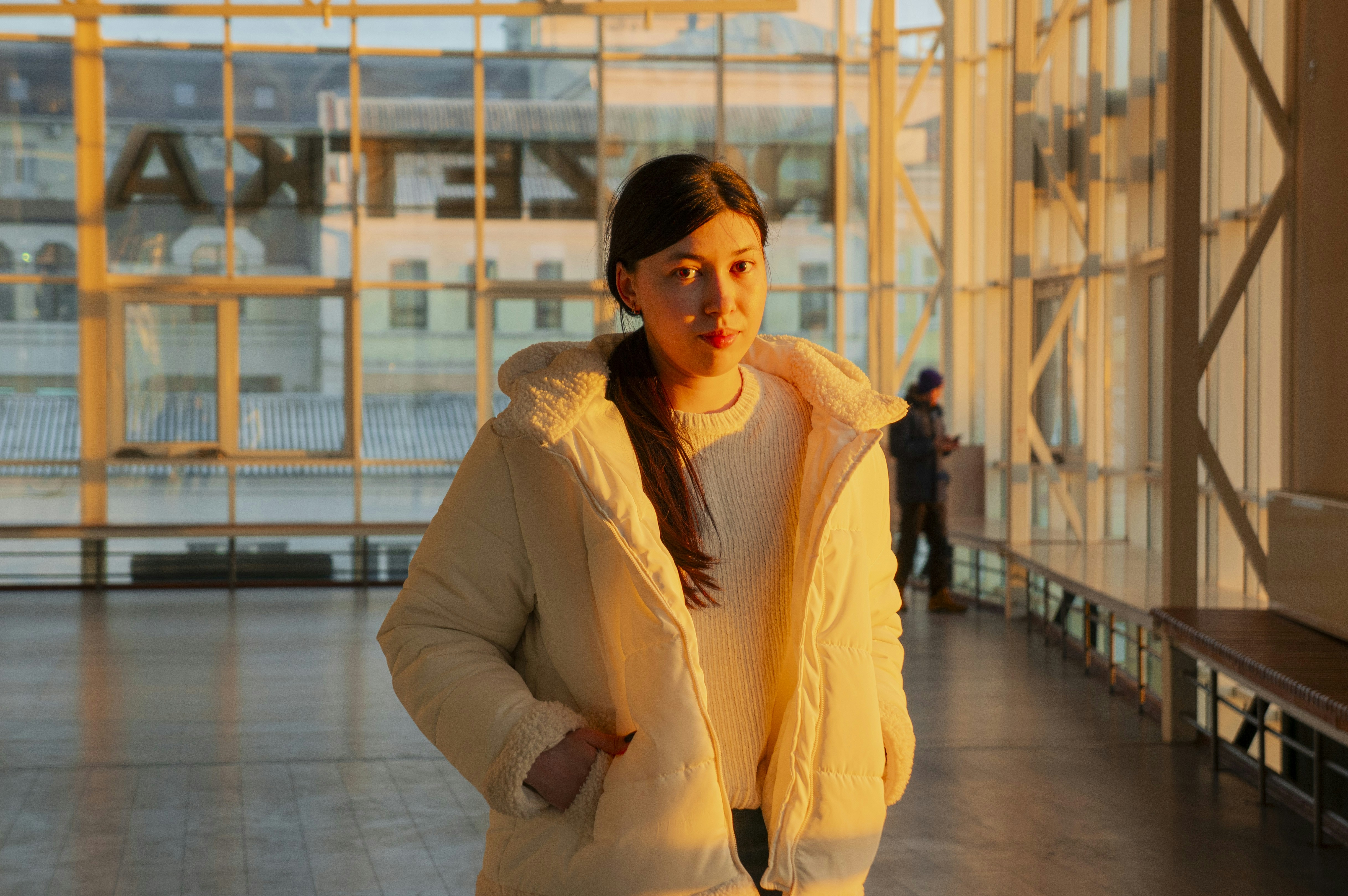 Eine Frau in einem weißen Kittel posiert für ein Foto