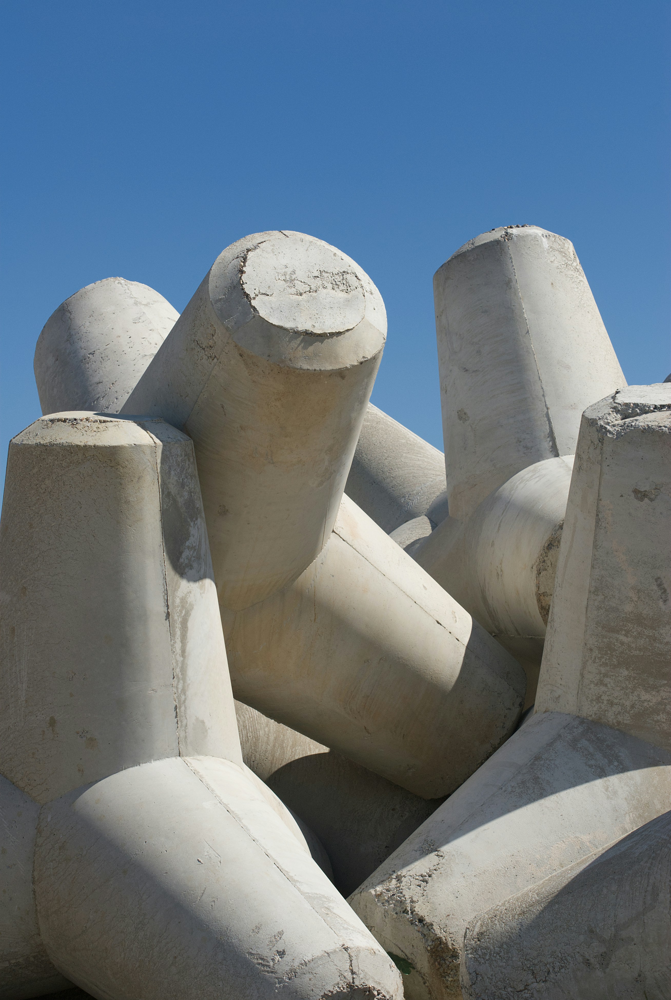 Eine große Gruppe nebeneinander liegender Zementrohre