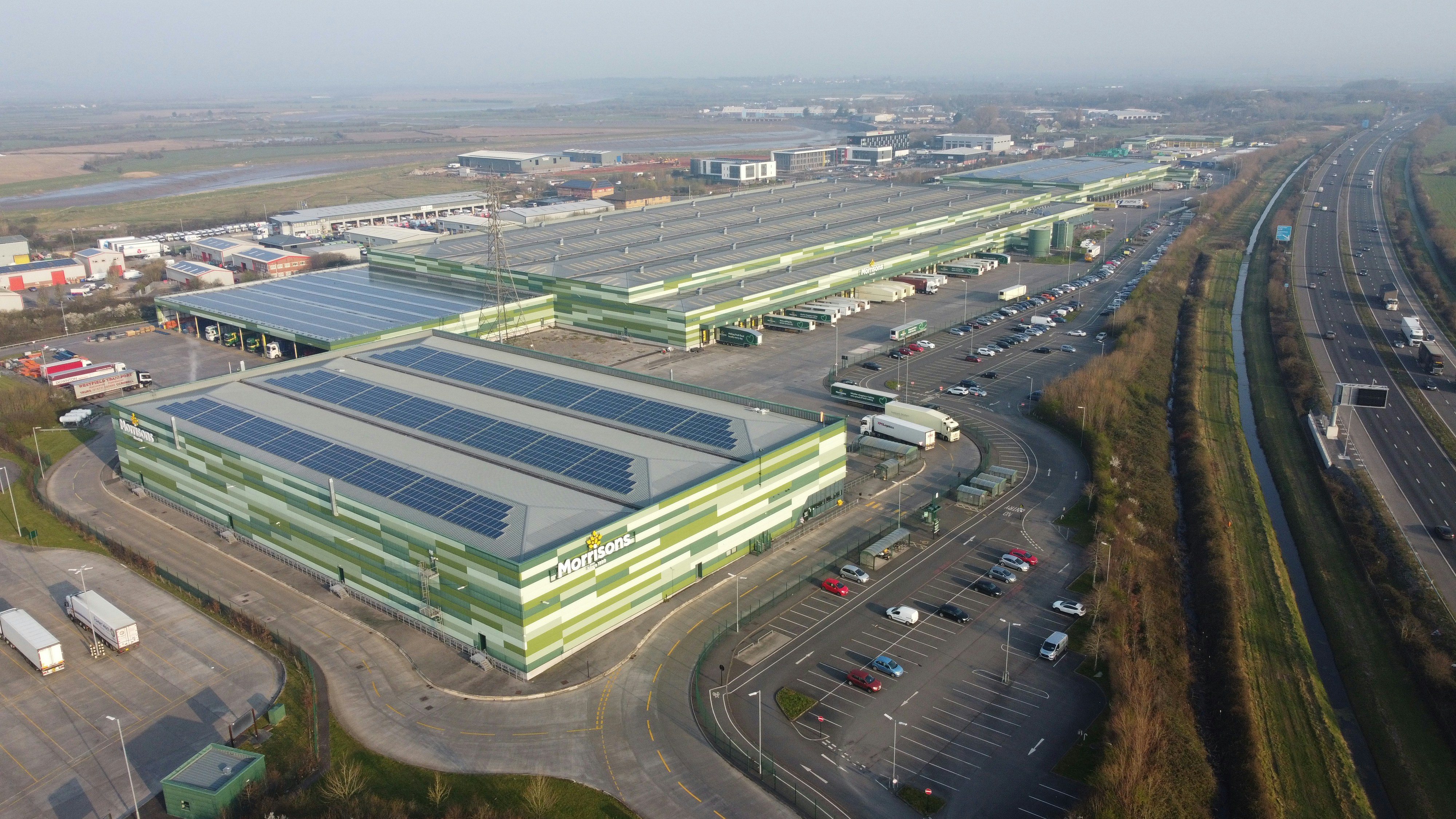 Sistema solar comercial para centro comercial con 75kW de capacidad instalada