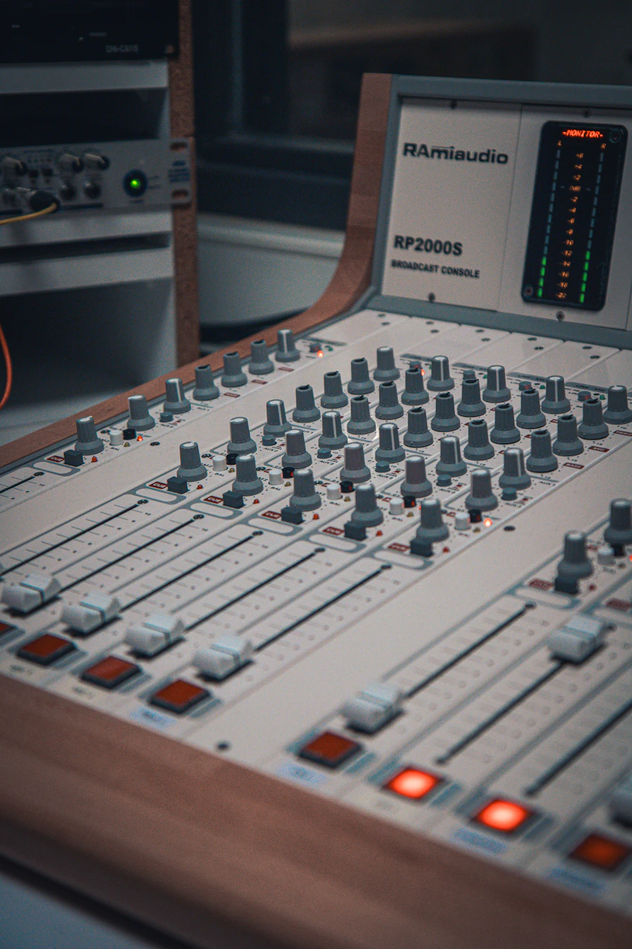 Referencia visual de una consola de audio analógica.