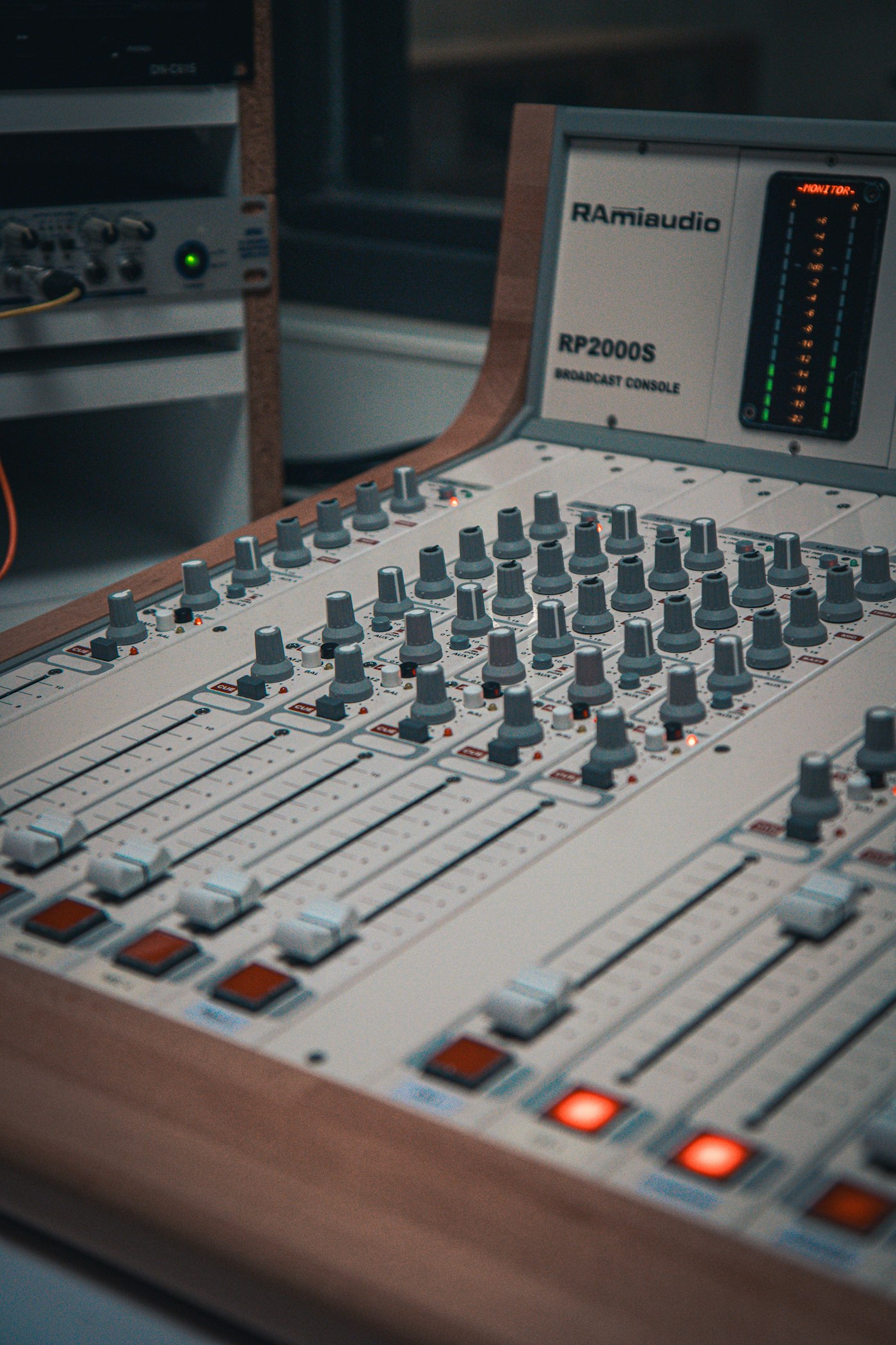 Mischpult in einem modernen Tonstudio