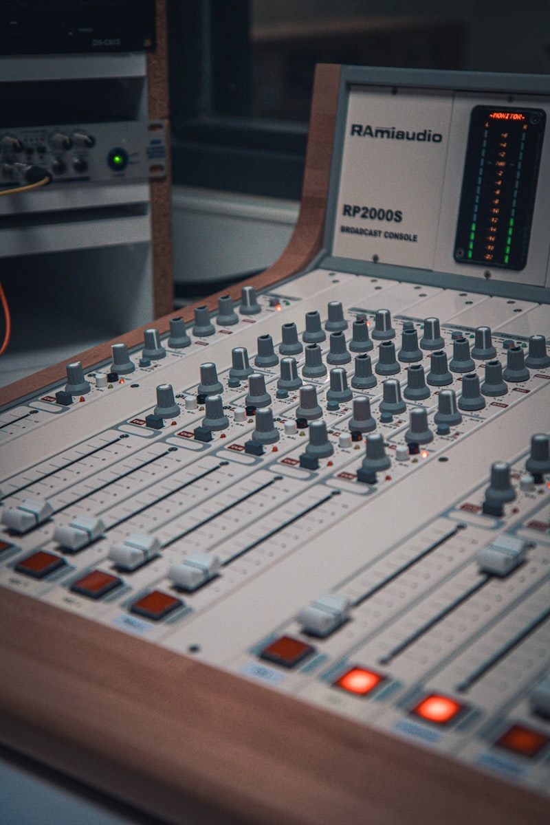 Mixer audio professionale in uno studio di registrazione