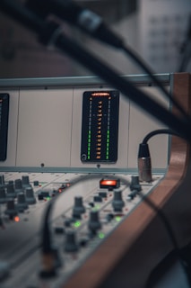 Une console de mixage de son avec beaucoup de boutons