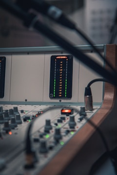 Une console de mixage de son avec beaucoup de boutons