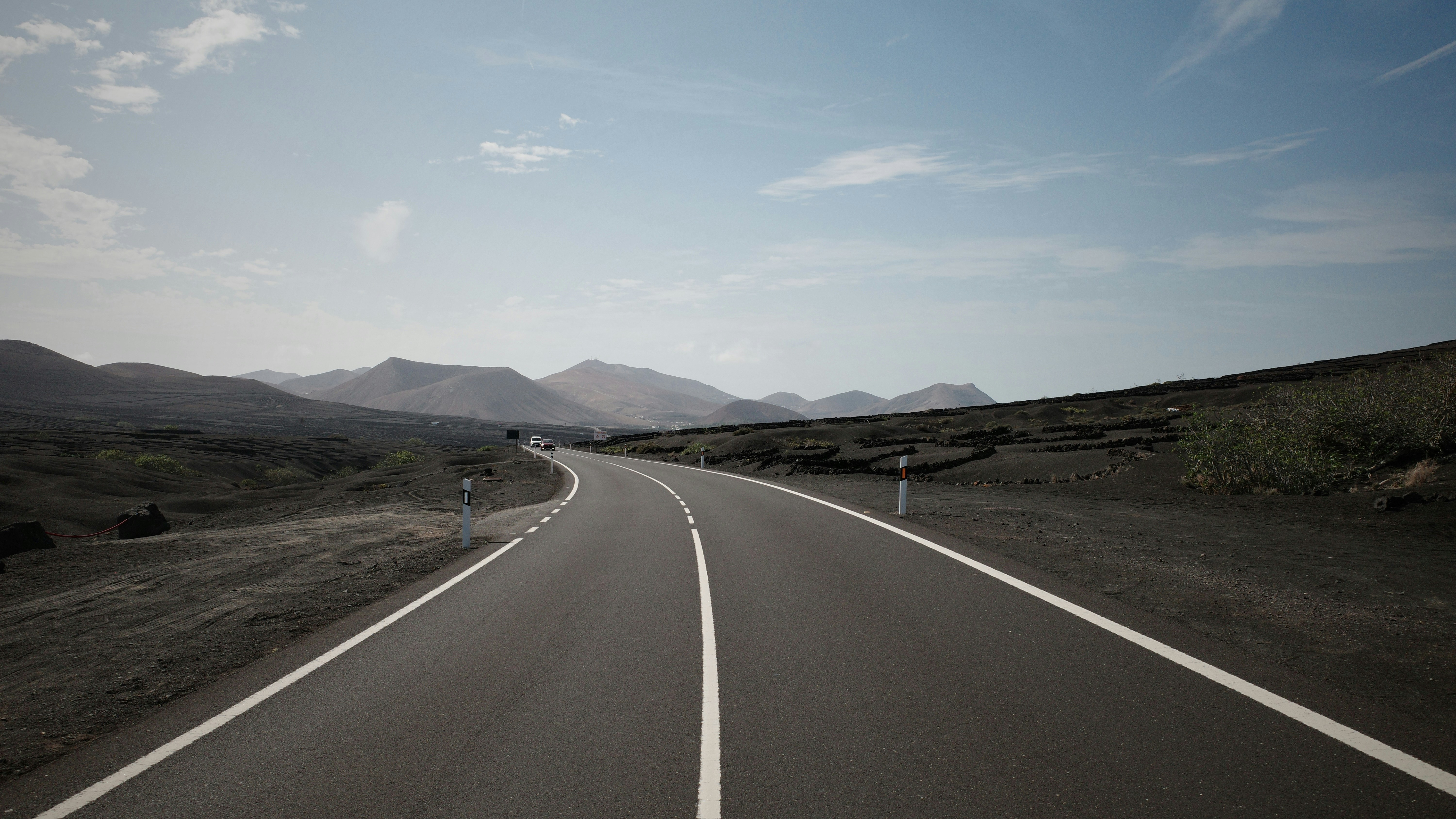 Una strada vuota con un cielo nuvoloso sullo sfondo foto – Immagine gratis  di Auto su Unsplash, image size:3000x1688