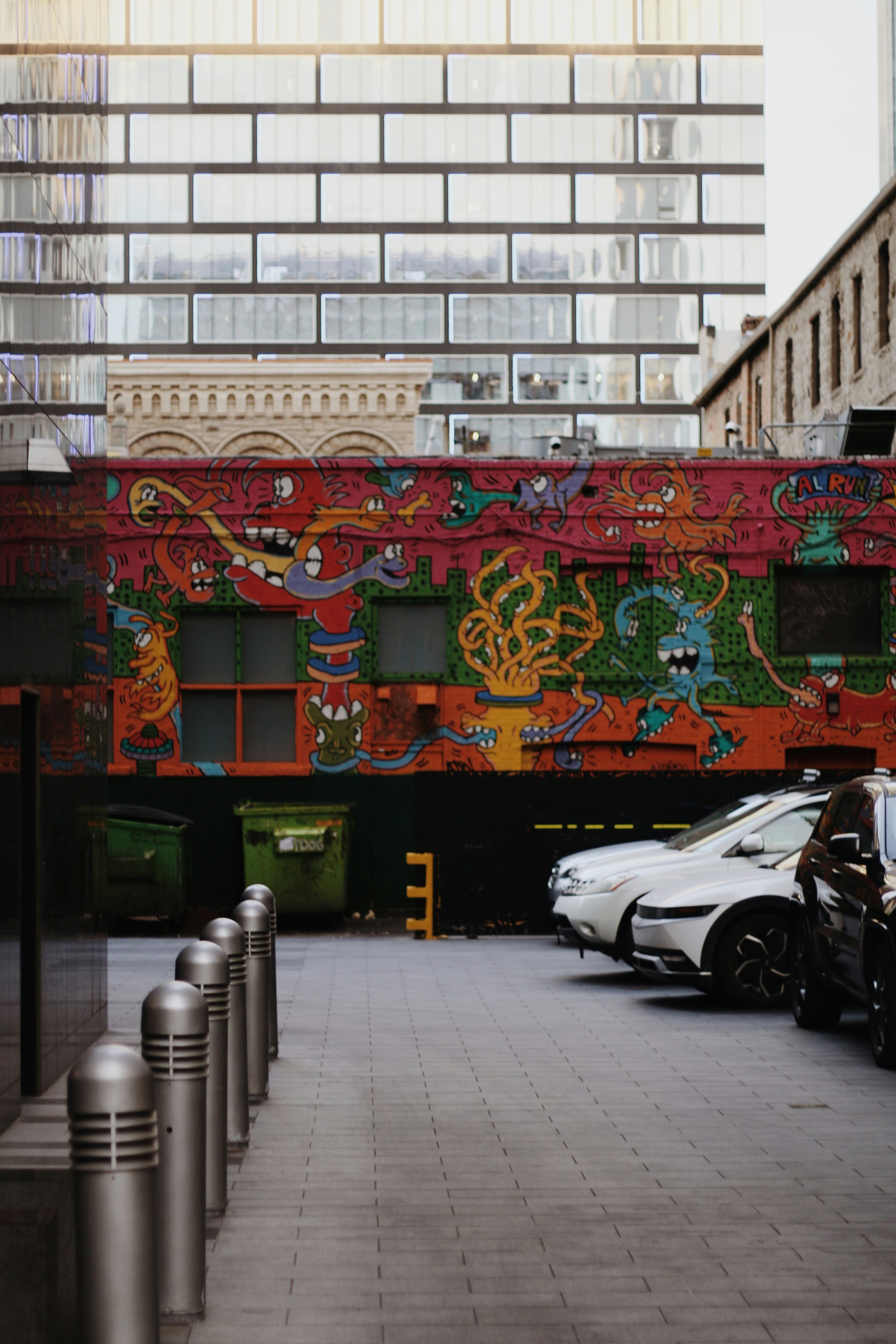 Ein Auto, das auf einem Parkplatz neben einem Gebäude geparkt ist