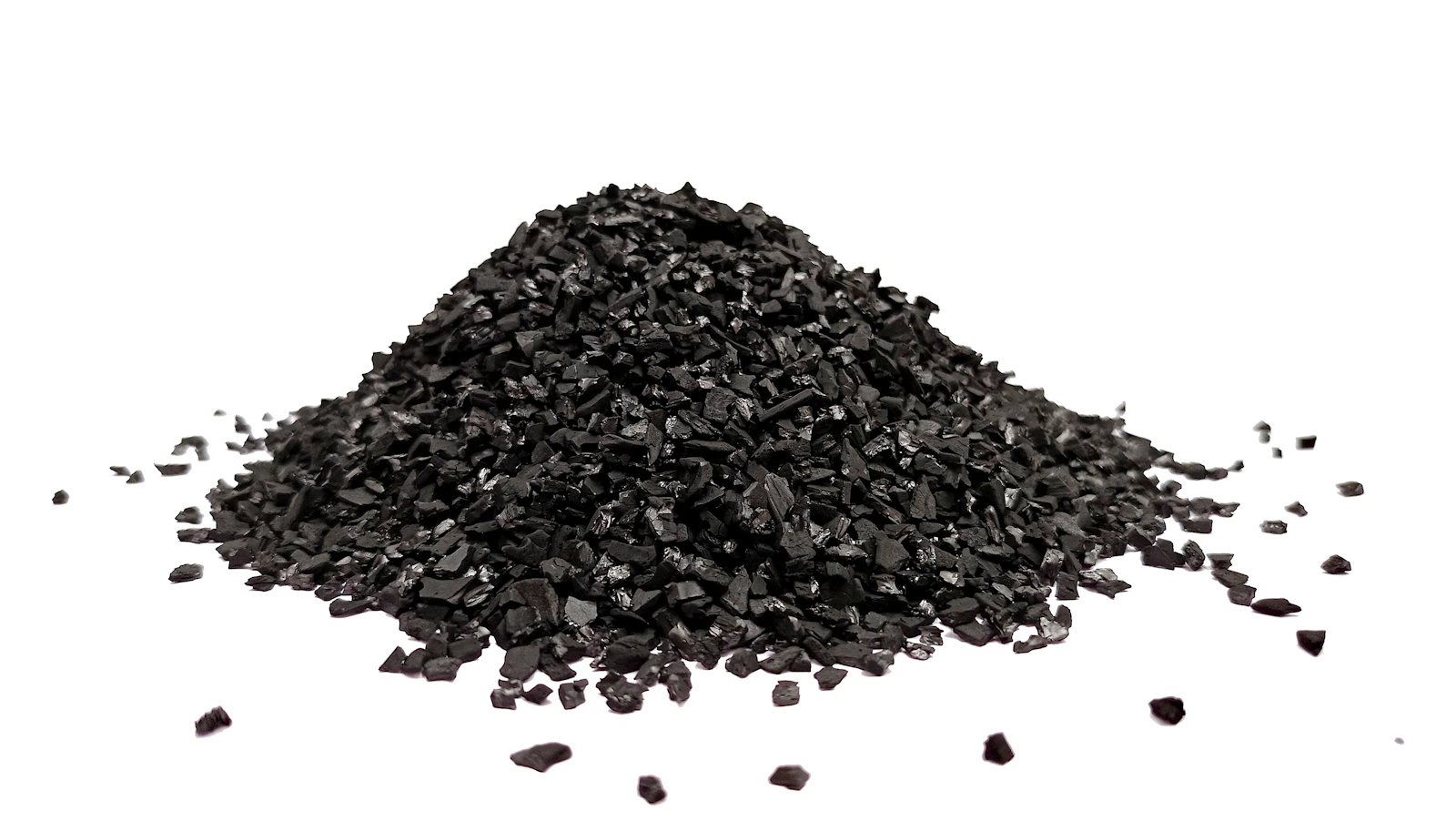 Tas de charbon végétal noir sur fond blanc