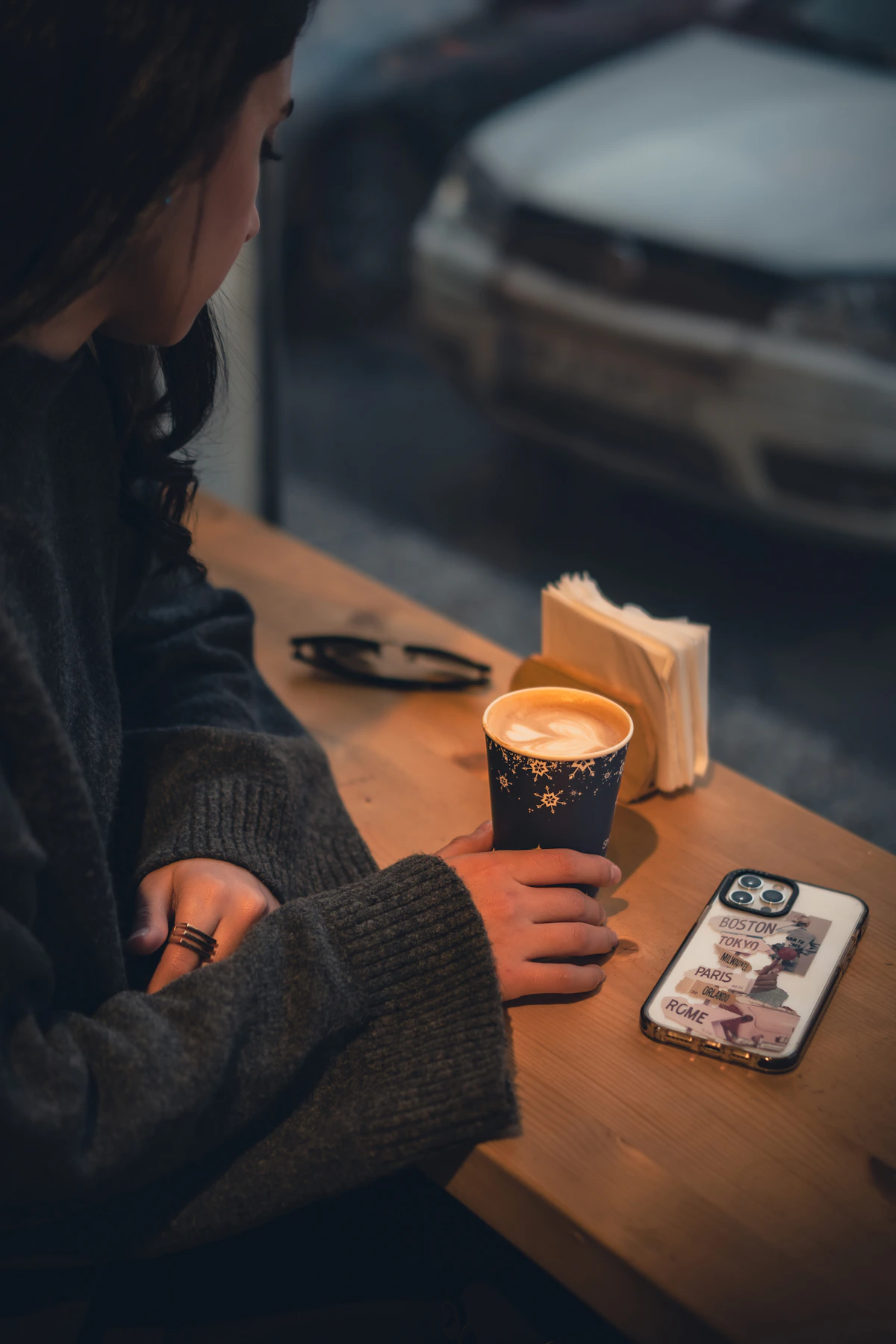 カフェのテーブルに置かれたスマートフォンとコーヒー