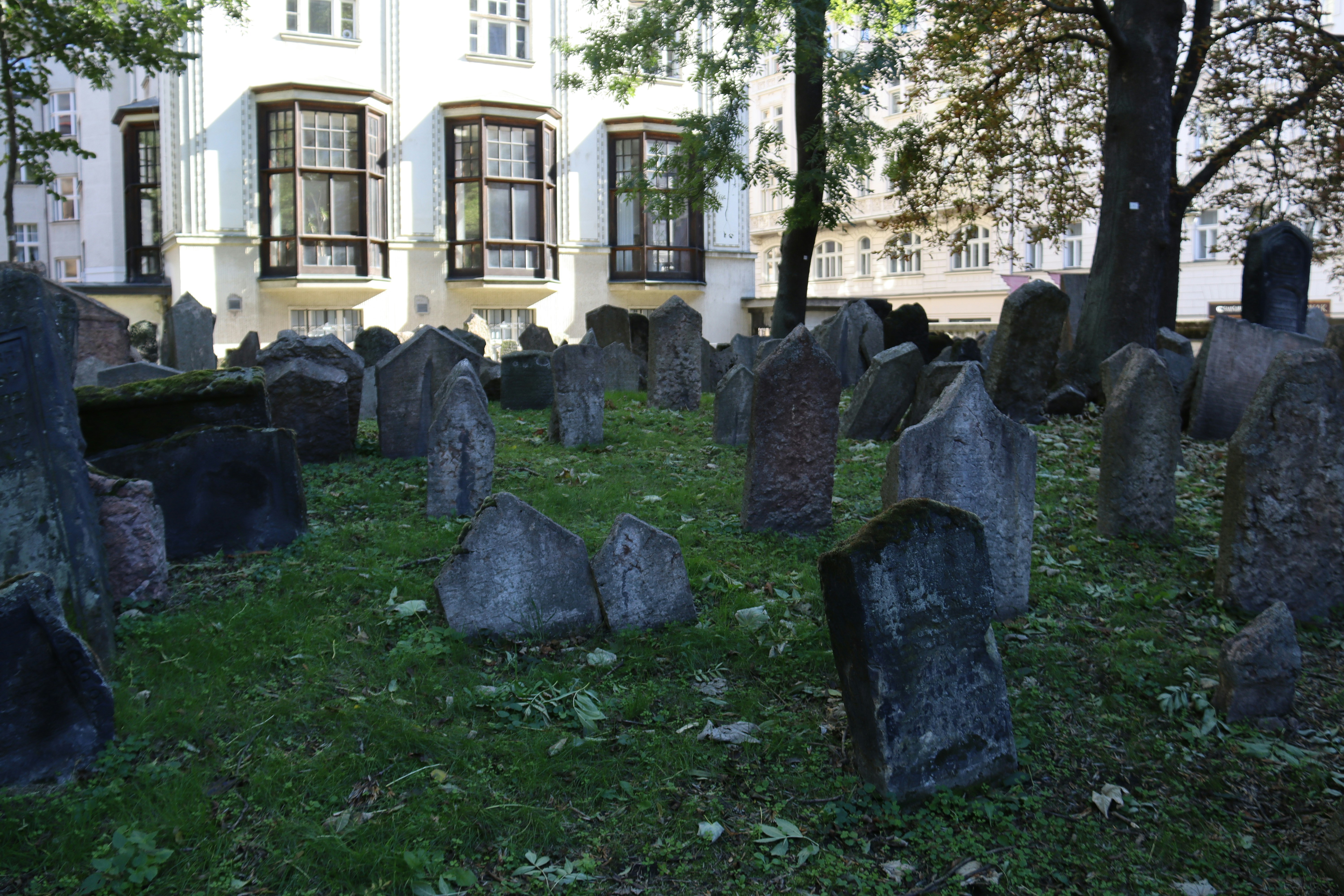 사망자 유품 중 디지털 정보는 어떻게 관리하나요?