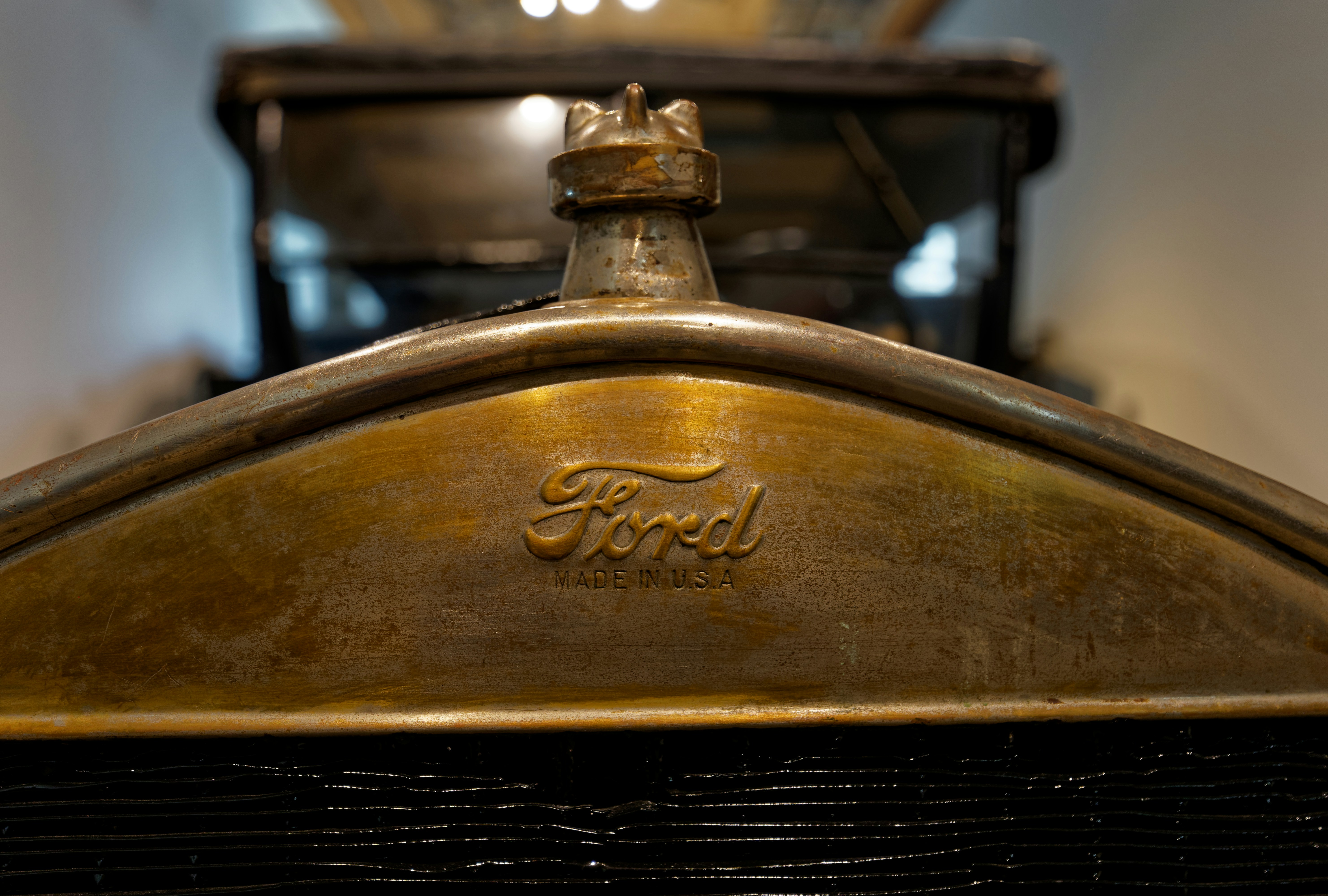 Gros plan d’un objet métallique sur une table