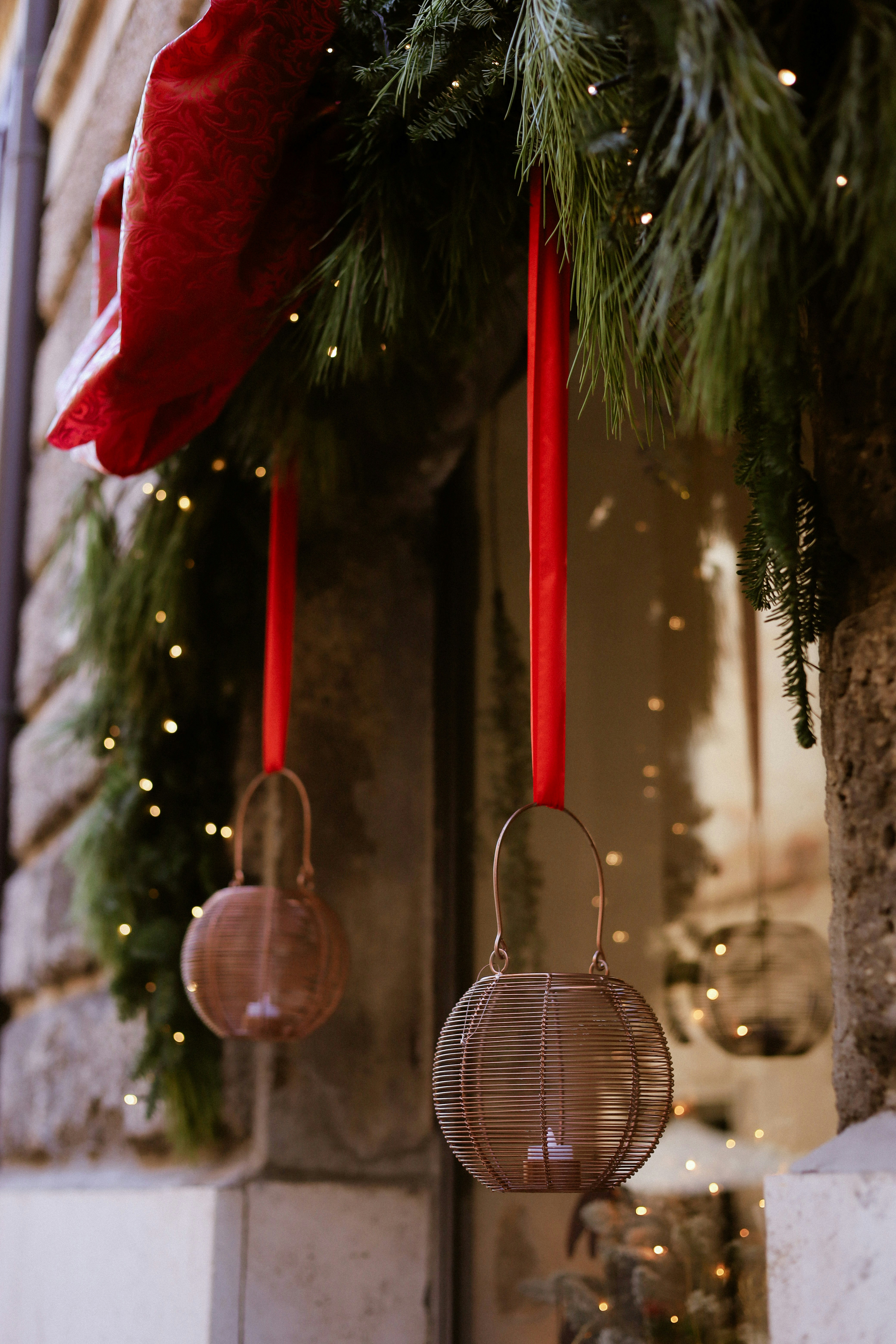 Una chimenea con una corona encima foto – Imagen de Planta gratuita en  Unsplash, image size:3000x4500