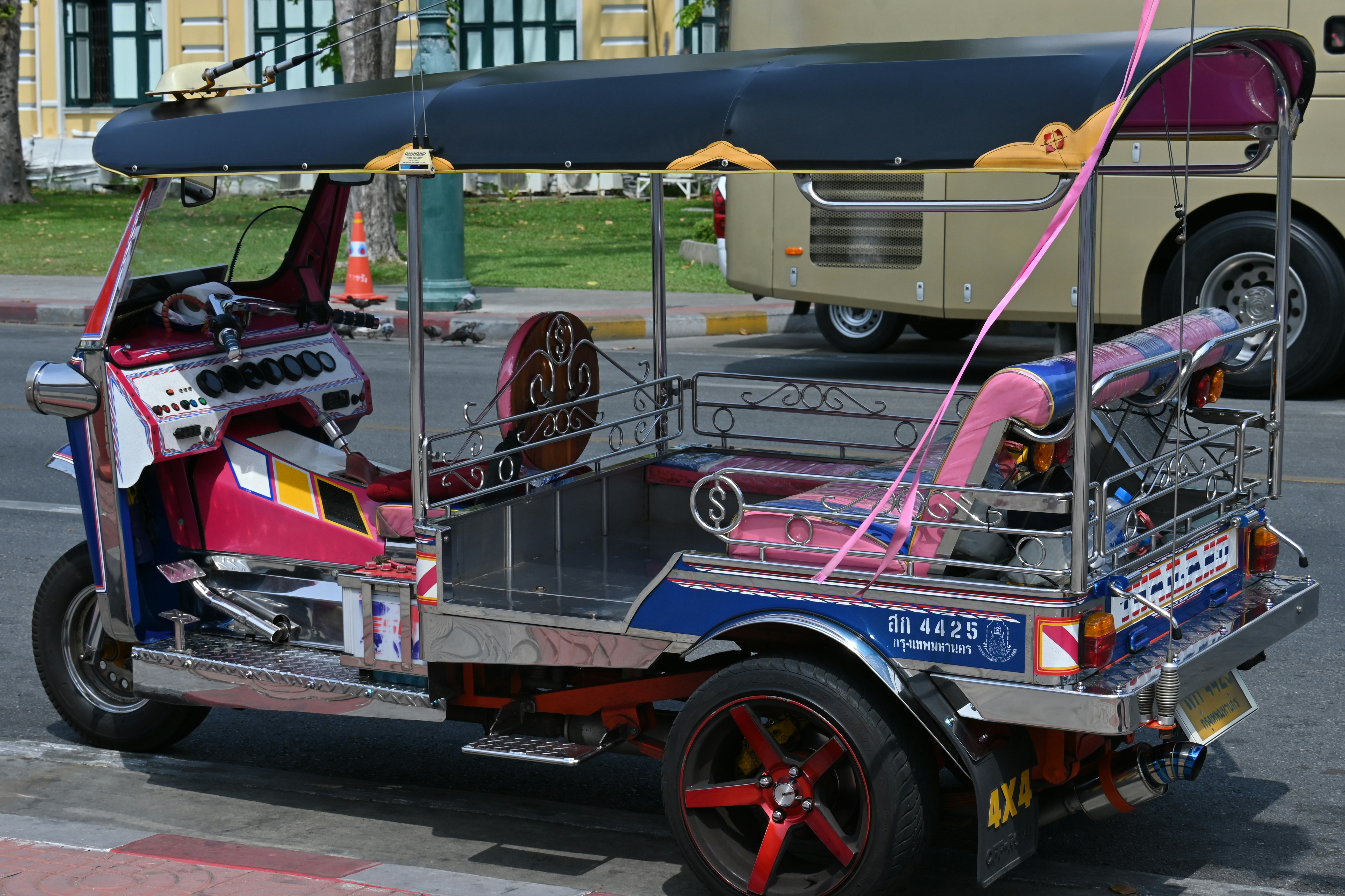 photo-1734468538571-a1a5e4691e6c?ixid=M3wxMjA3fDB8MXxzZWFyY2h8MTl8fHdpbmdib3glMjB0cnVrfGVufDB8fHx8MTc2MDM1MzU5OHww\u0026ixlib=rb-4.1.0