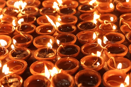 A lot of candles that are lit up