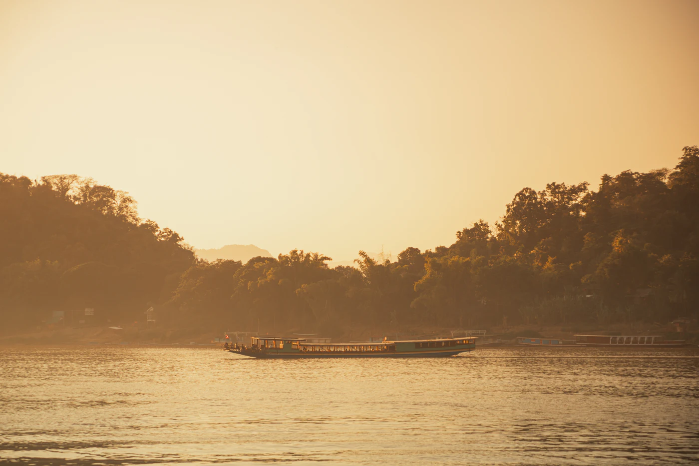 Ein Piroge-Boot auf dem Gambia-Fluss bei Sonnenuntergang