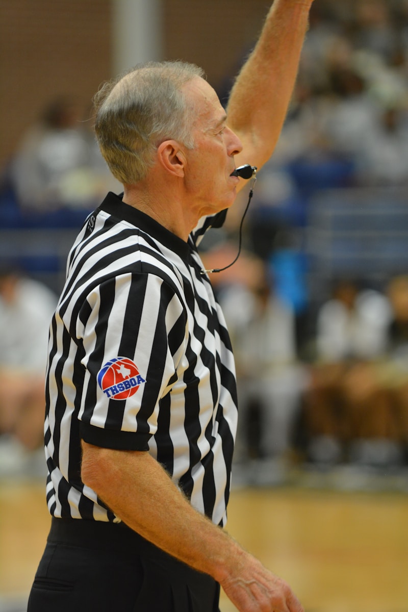 Arbitre professionnel / Professionnelle de discipline sportive