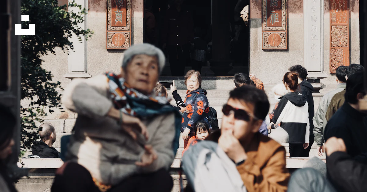 건물 앞에 앉아 있는 한 무리의 사람들 사진 – Unsplash의 무료 사람 이미지