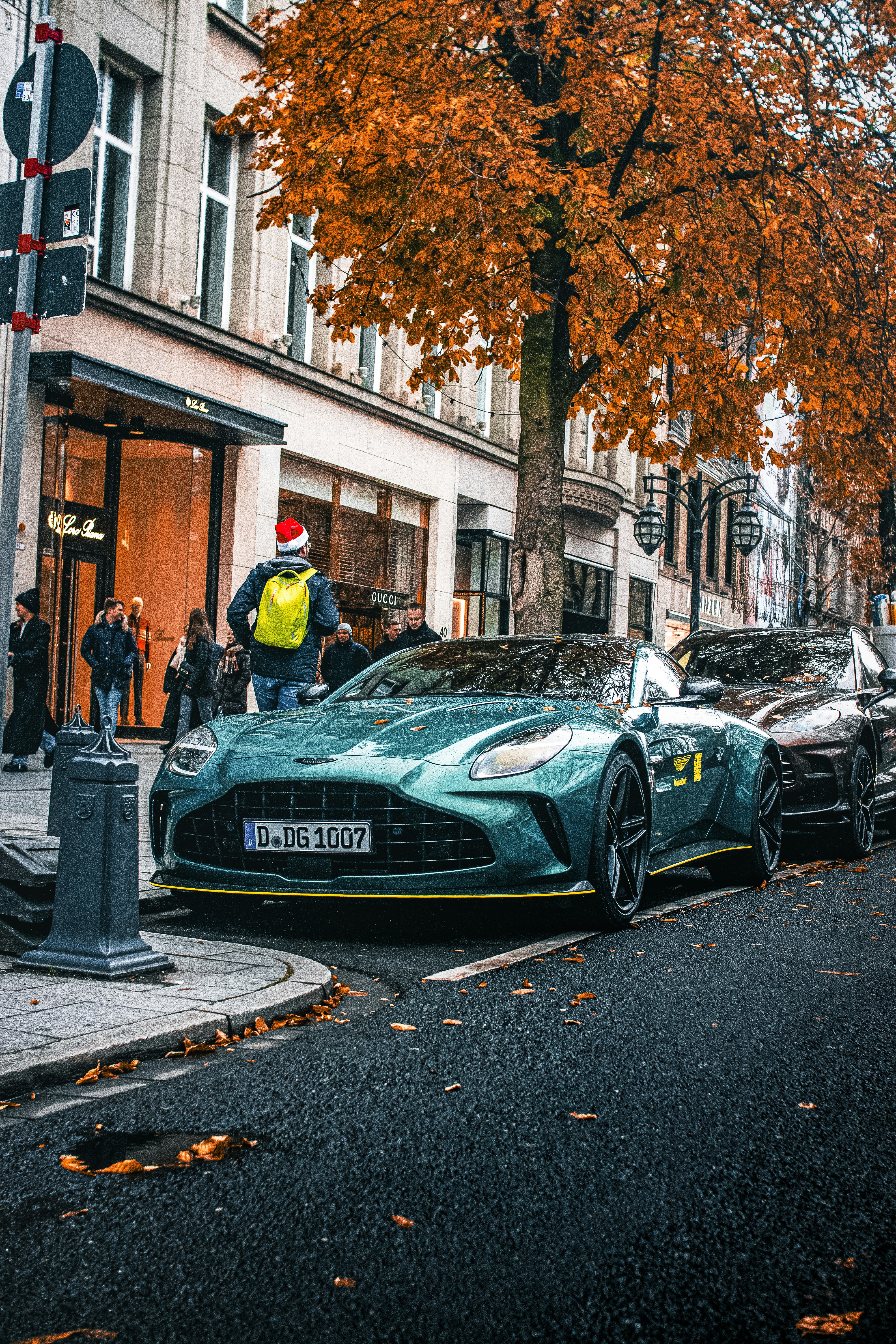 Ein blauer Sportwagen parkt am Straßenrand