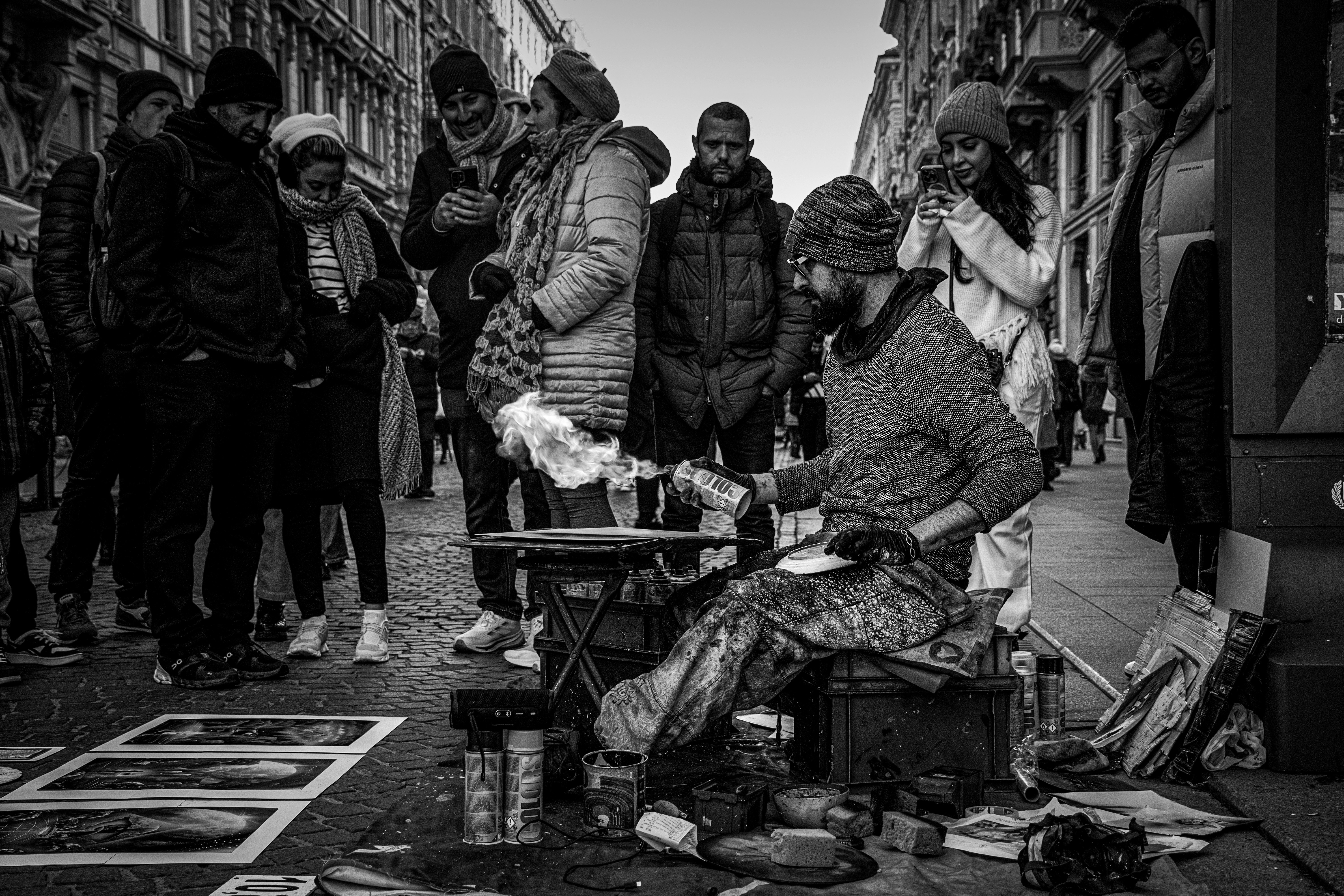 Una foto in bianco e nero di un gruppo di persone