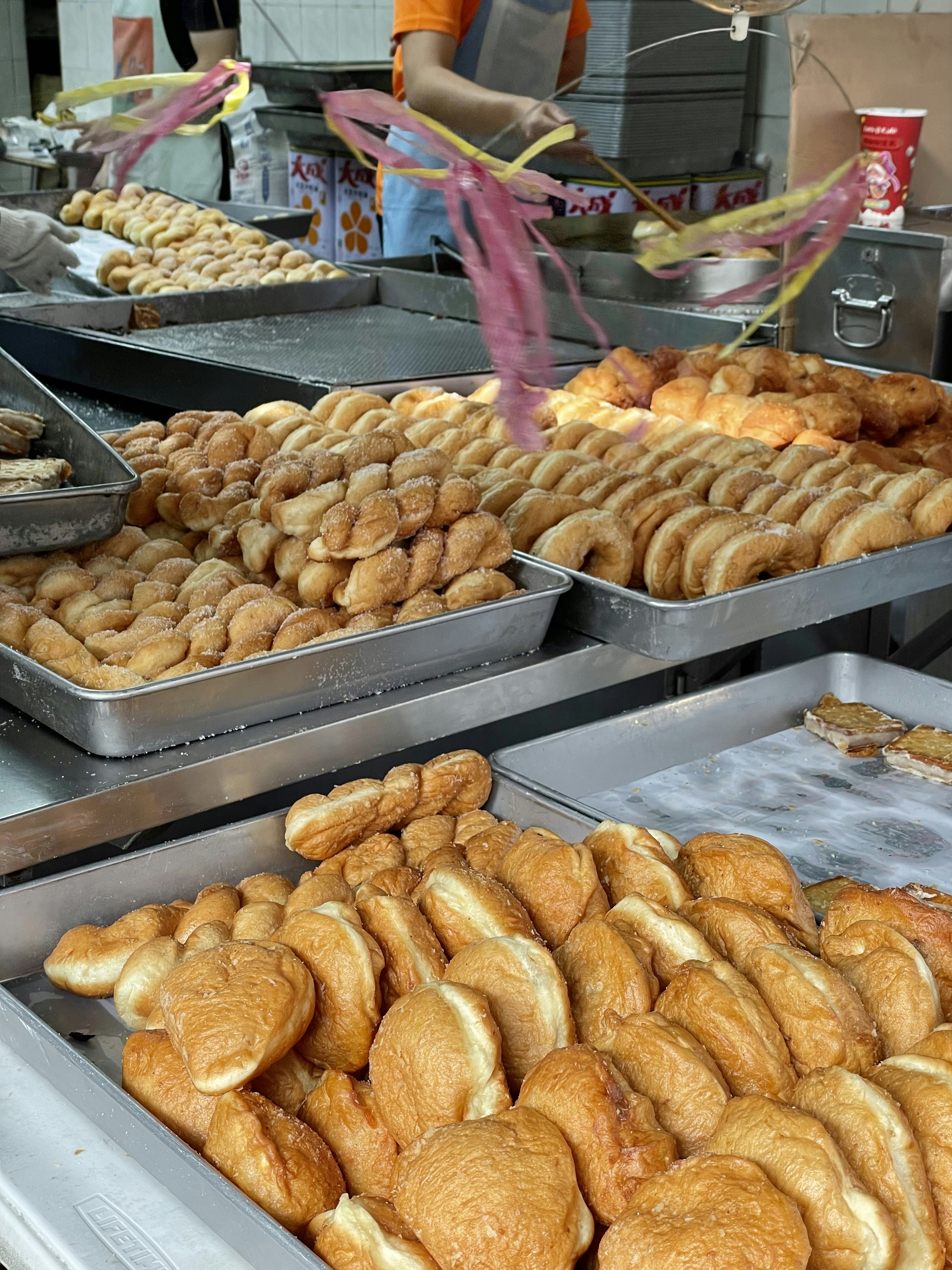 Ein Haufen Donuts, die auf einem Tisch liegen