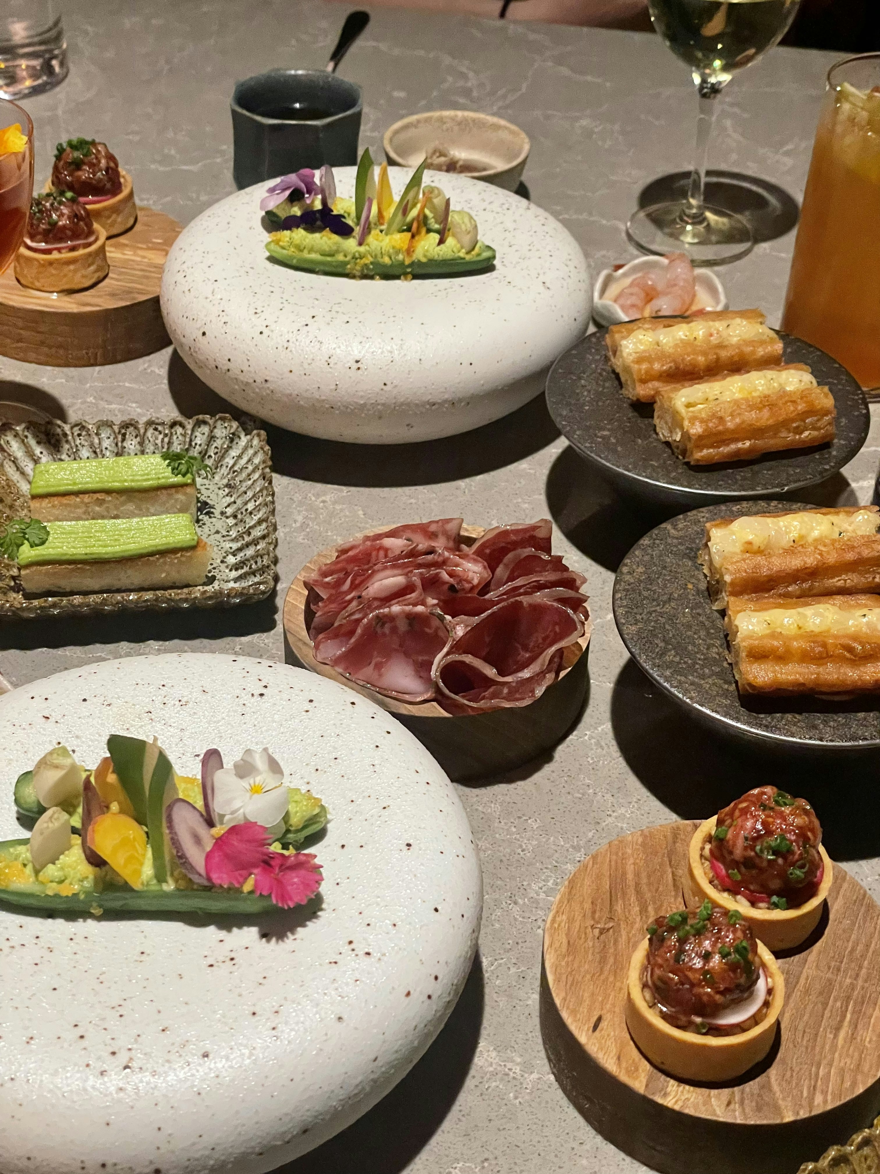 食べ物や飲み物のプレートがトッピングされたテーブル